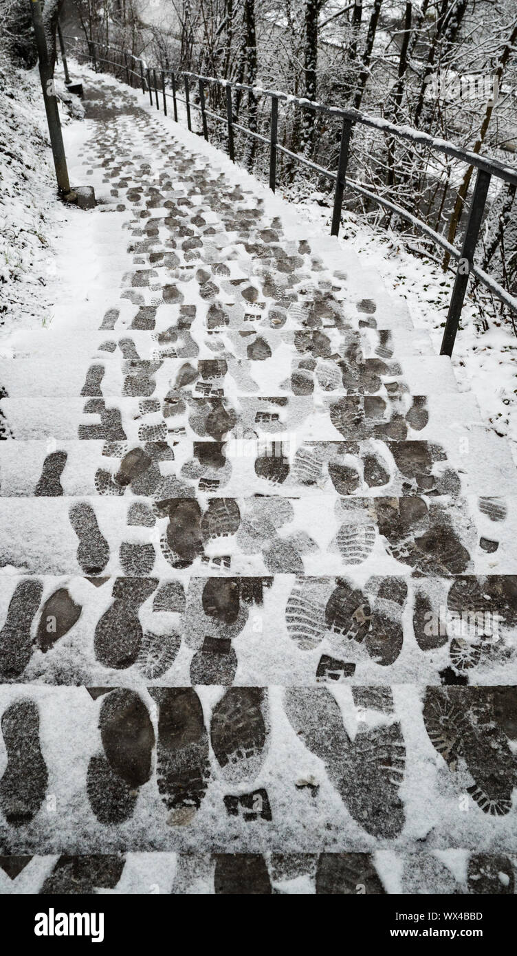 Long escalier couvert de neige en hiver avec pédale d'étapes et les voies Banque D'Images