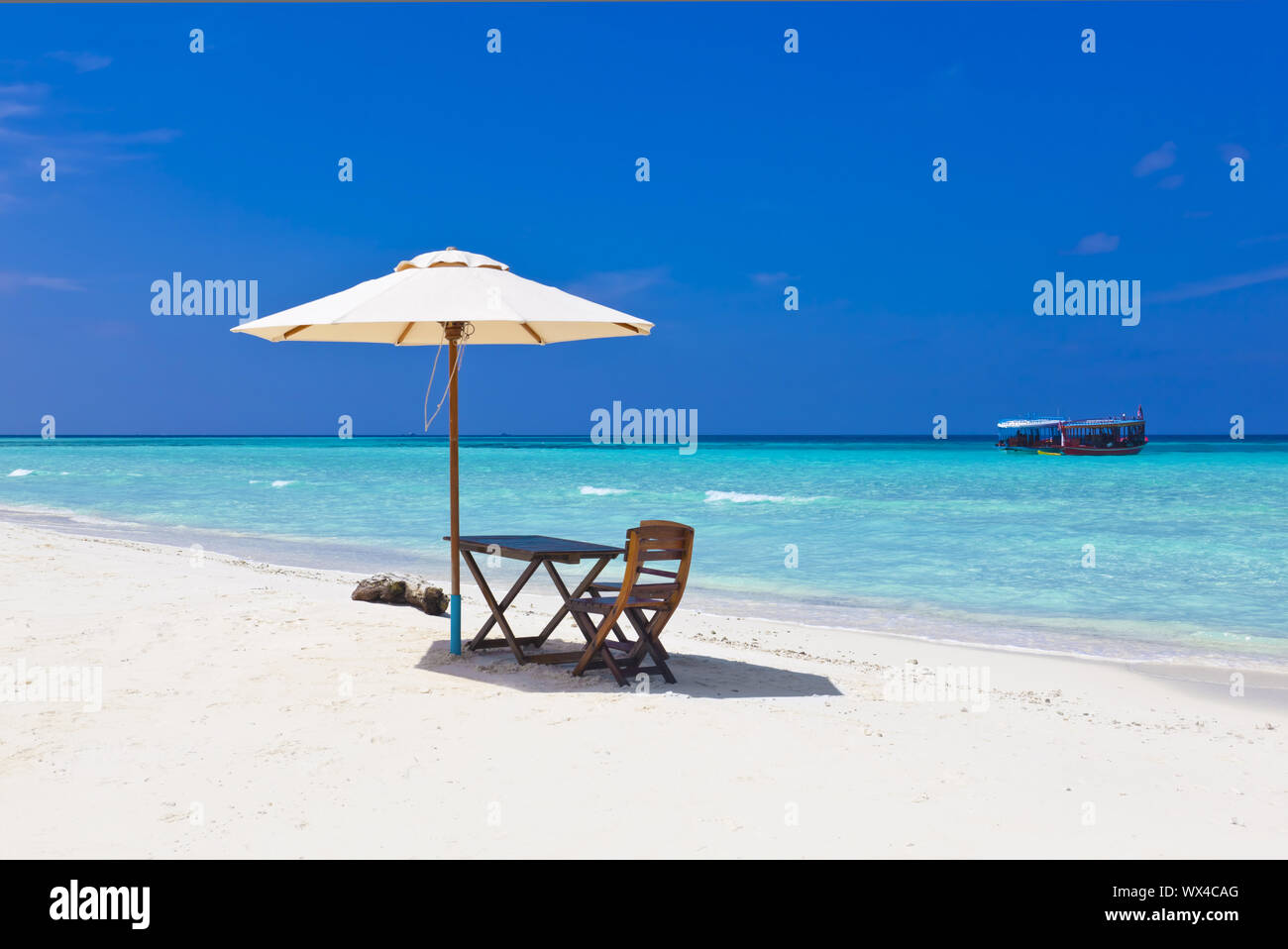 Maldives Lonely Beach avec parapluie Banque D'Images