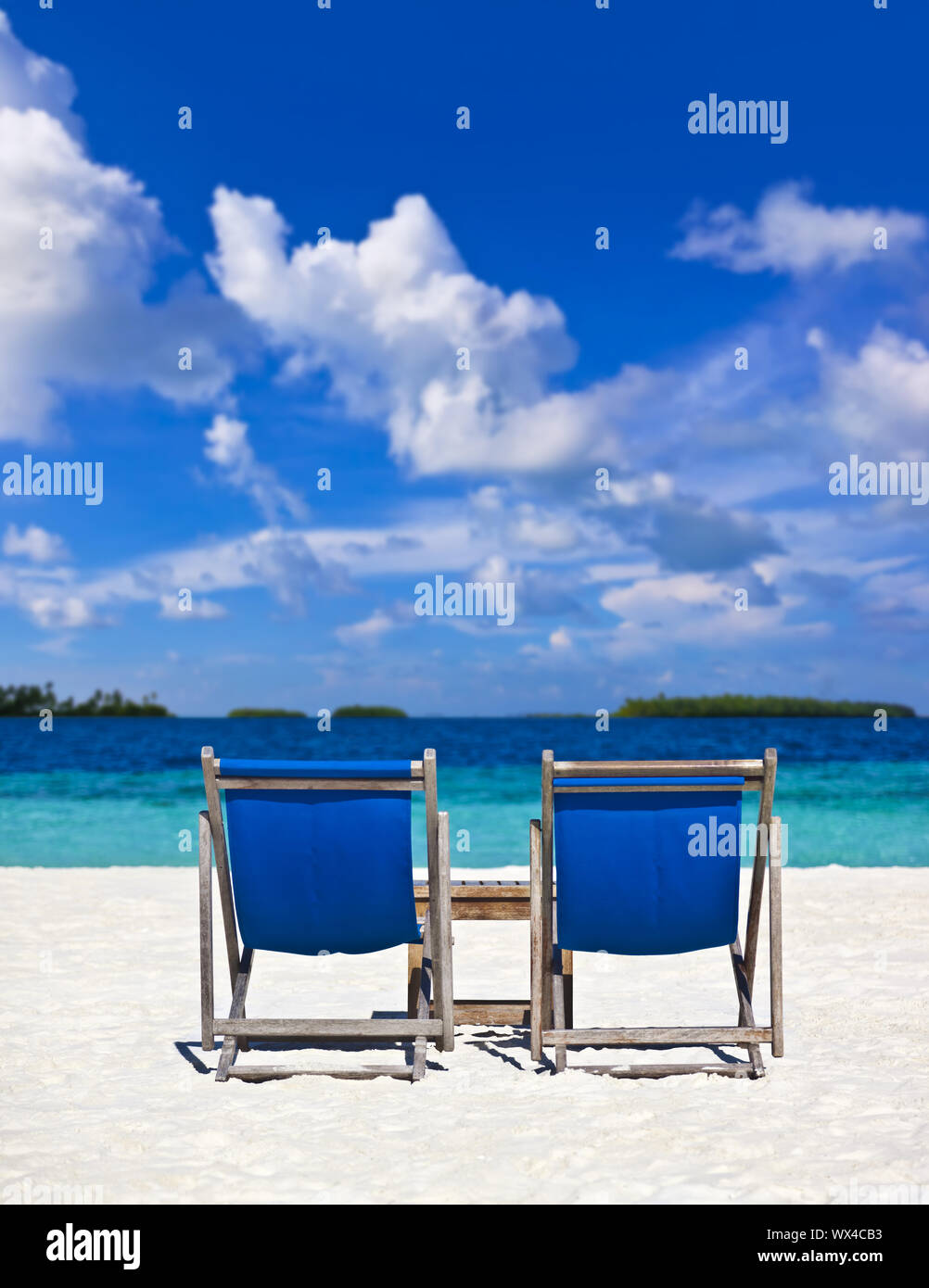 Belle plage avec des transats aux Maldives Banque D'Images
