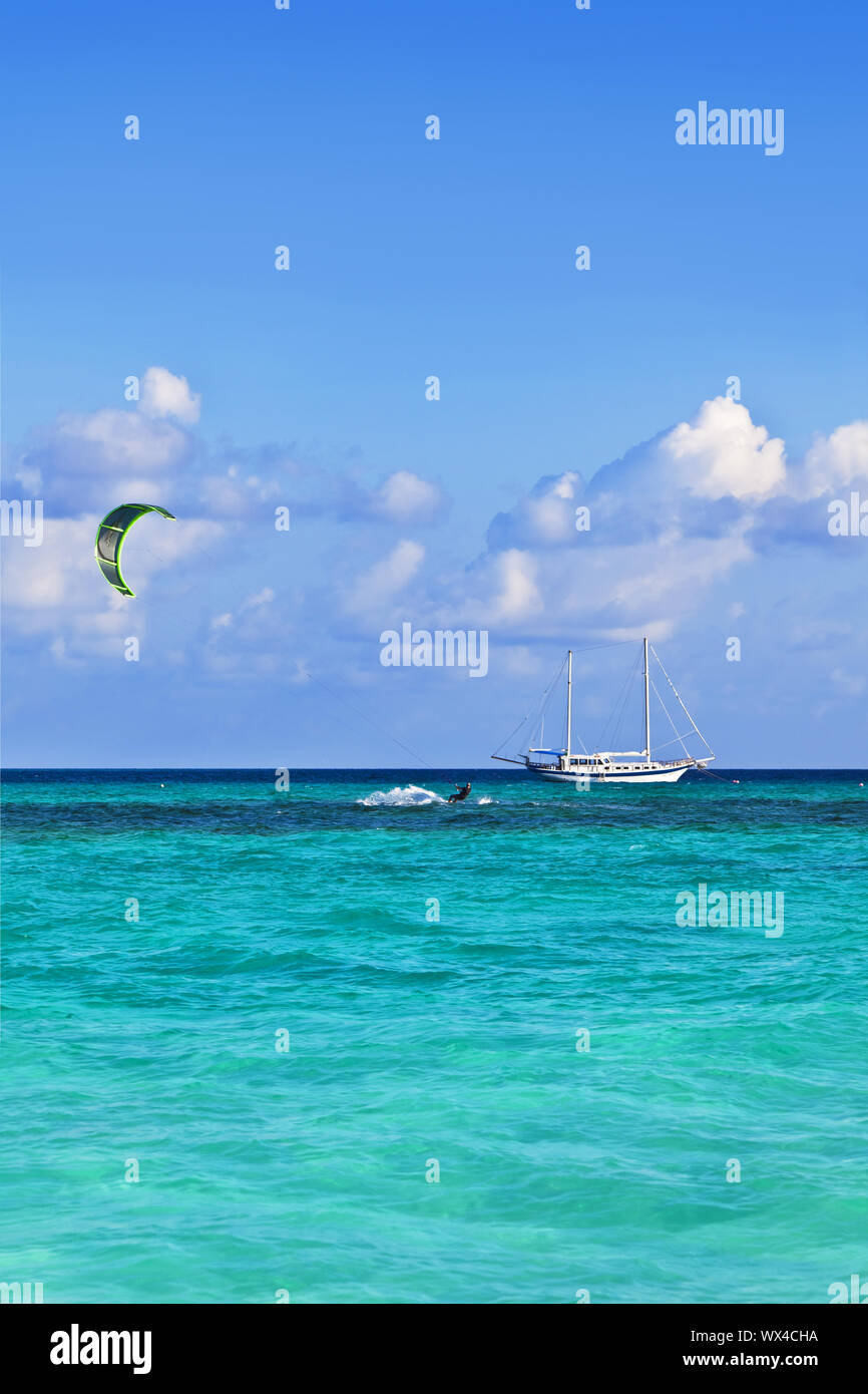 Kitesurfers dans les Maldives Banque D'Images