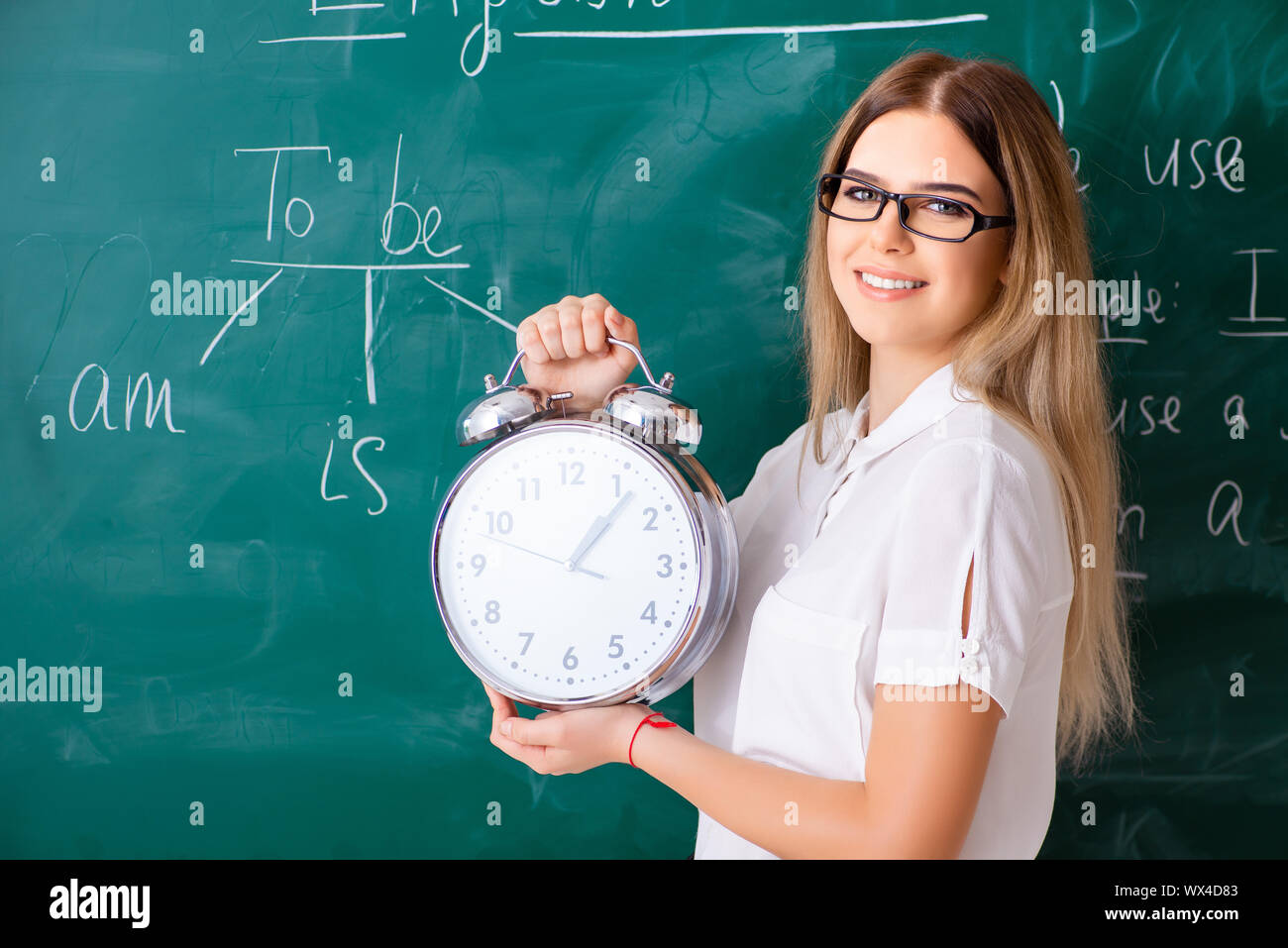 Jeune femme professeur de français debout devant le b Banque D'Images