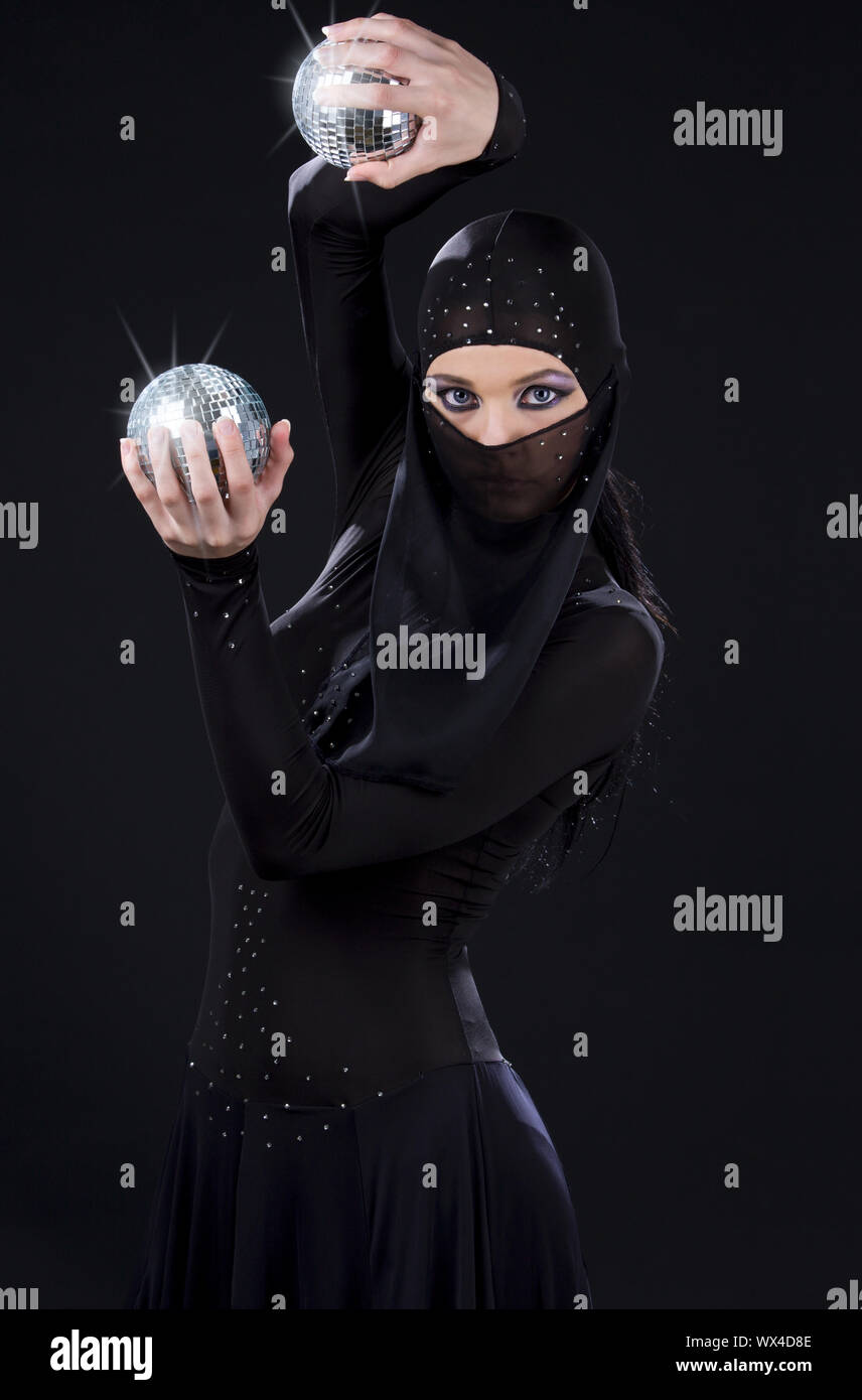 Partie danseur dans ninja dress avec boules disco Banque D'Images