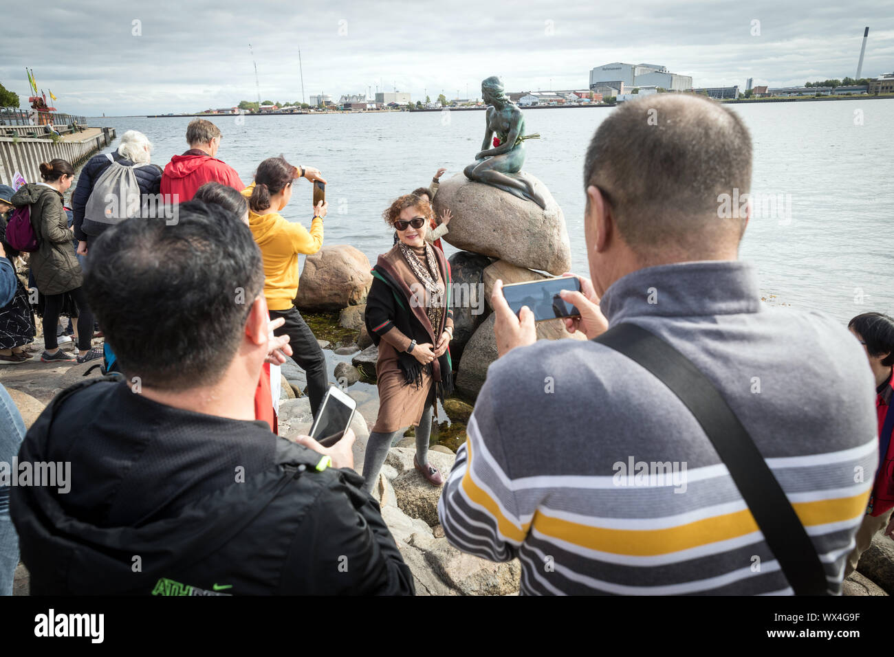 Edvard Eriksen's visiteurs avec statue de la Petite Sirène à Langelinie, Copenhague, Danemark Banque D'Images Edvard Eriksen's visiteurs avec statue de la Petite Sirène à Langelinie, Copenhague, Danemark Banque D'Images