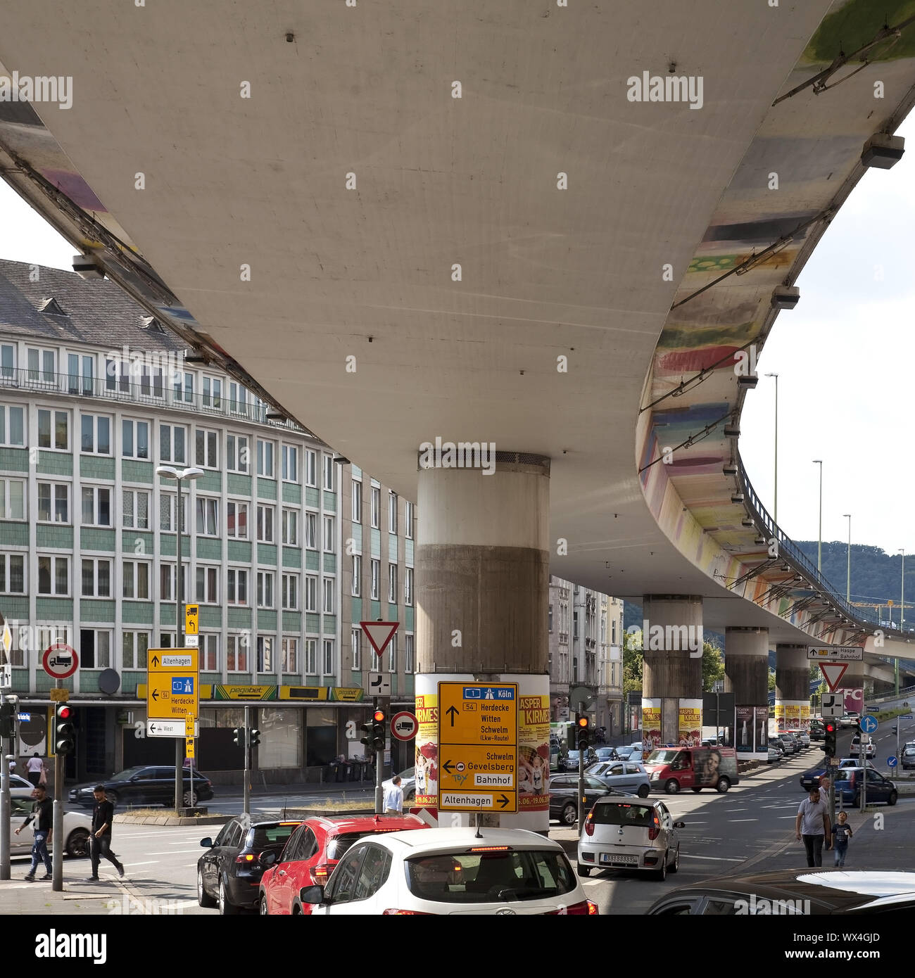 Le Altenhagener Niveau 2, pont, mène directement passé des bâtiments résidentiels, Hagen, Allemagne, Europe Banque D'Images