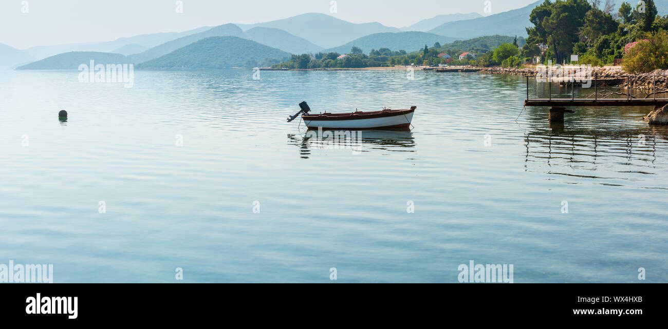 Matin d'été panorama mer misty (Croatie) Banque D'Images