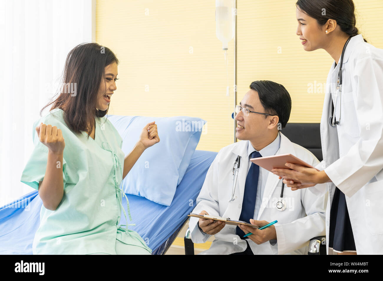 Expliquer au patient le traitement Médecin Banque D'Images