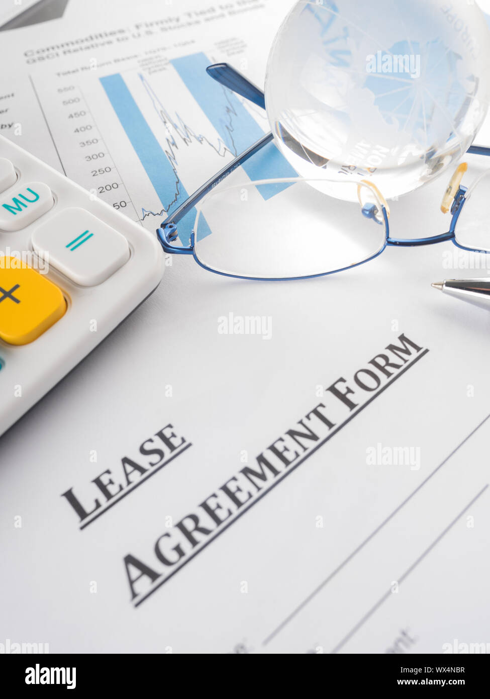 Contrat de formulaire sur le bureau. Banque D'Images