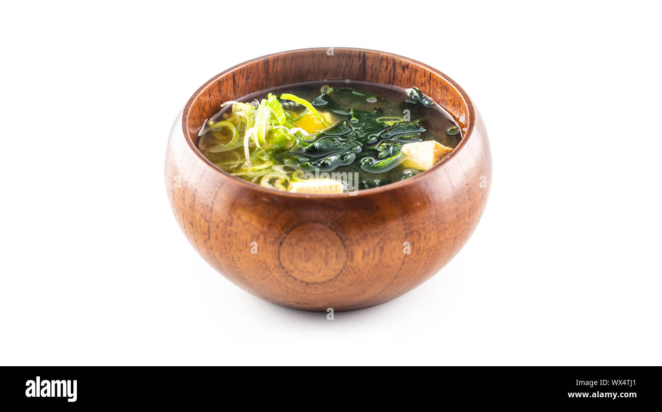 La soupe miso traditionnelle japonaise repas au bol en bois isolé sur fond blanc Banque D'Images