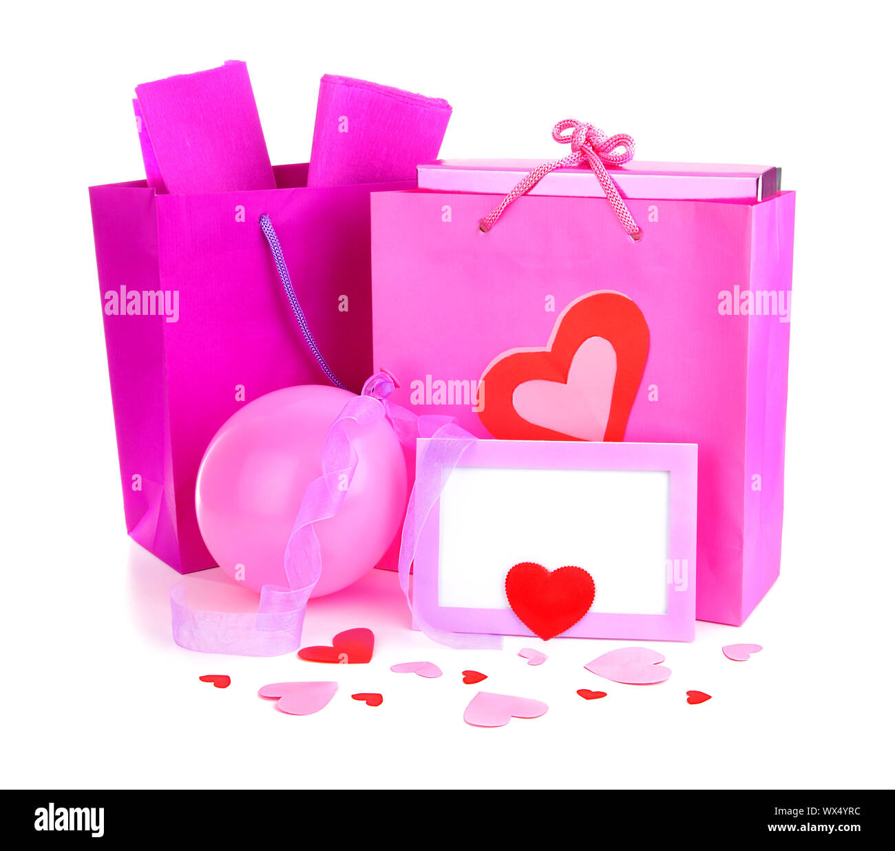 Sacs rose avec des cadeaux & carte vierge, isolé sur fond blanc, conceptual image d'amour et de la Saint-Valentin Banque D'Images