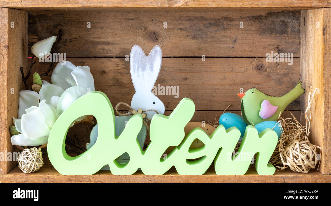 Mot easter en langue allemande avec décor dans une boîte en bois Banque D'Images