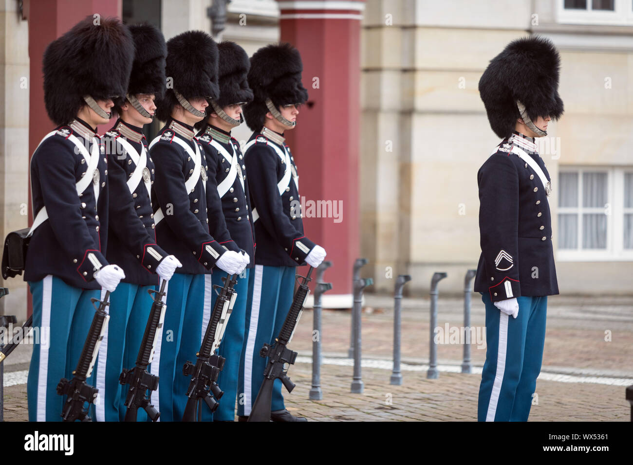 La vie royale danoise Gardiens du Palais d'Amalienborg à Copenhague, Danemark Banque D'Images