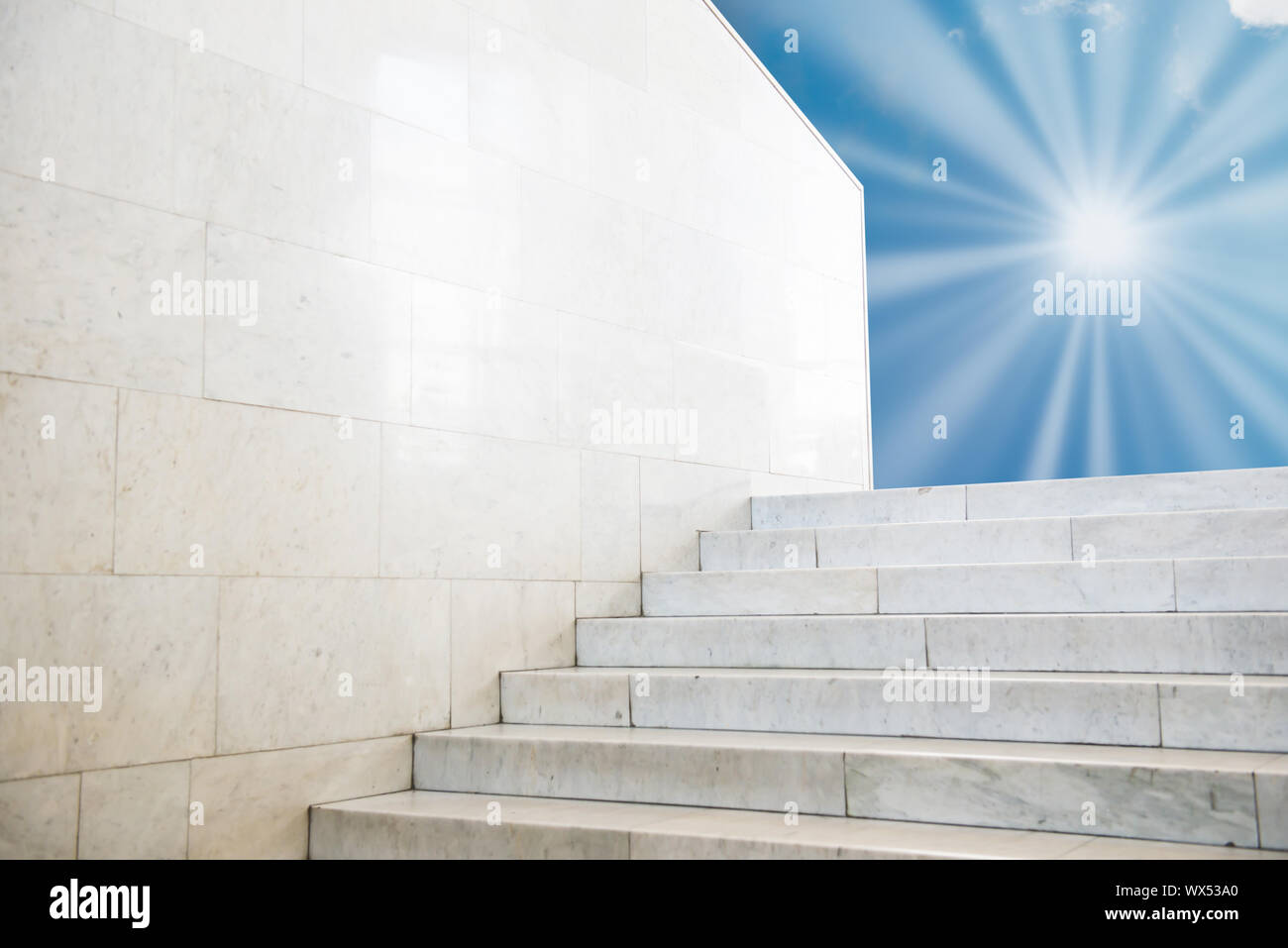 Soleil sur sky sur l'escalier de marbre Banque D'Images