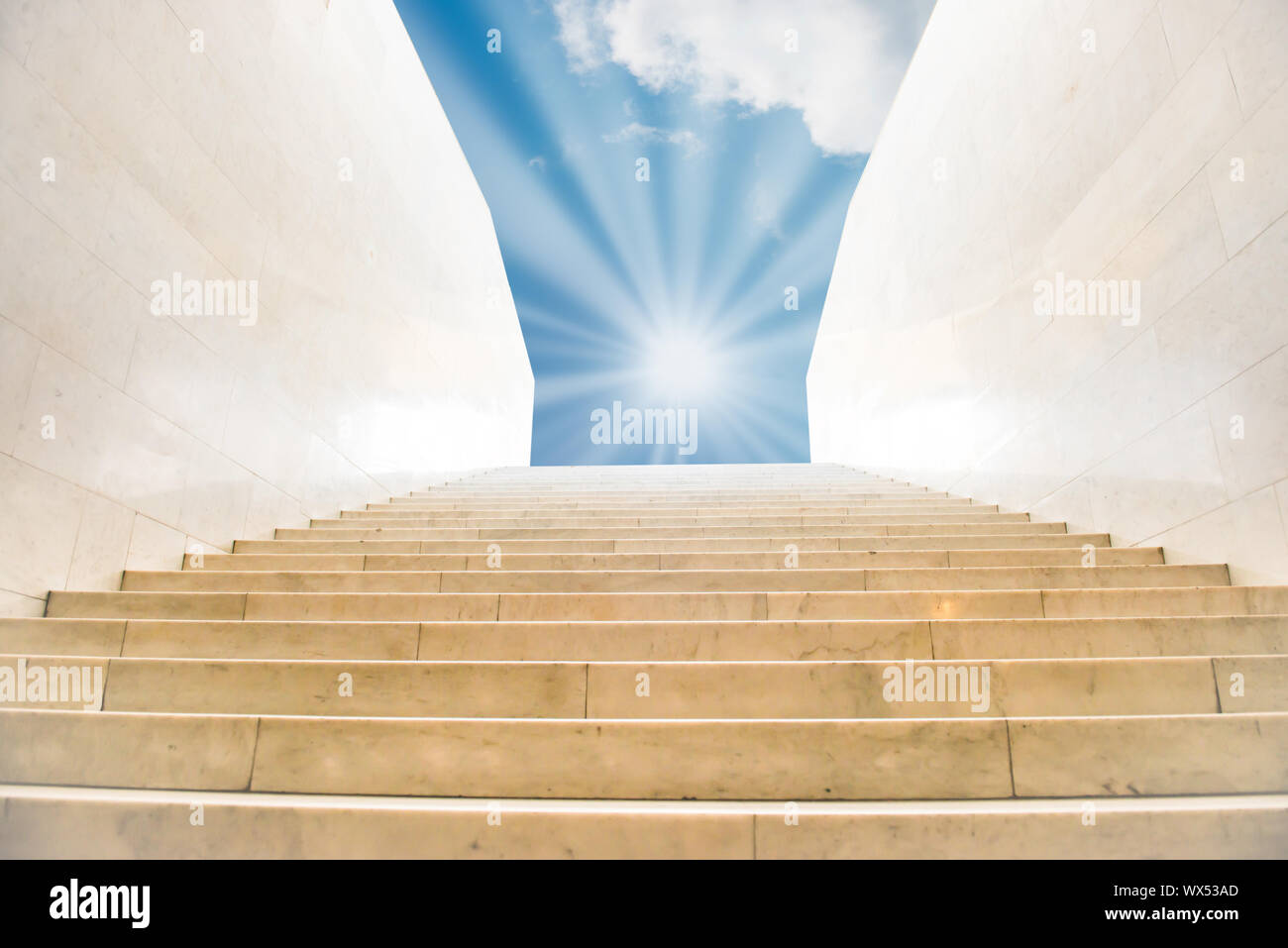 Soleil sur sky sur l'escalier de marbre Banque D'Images