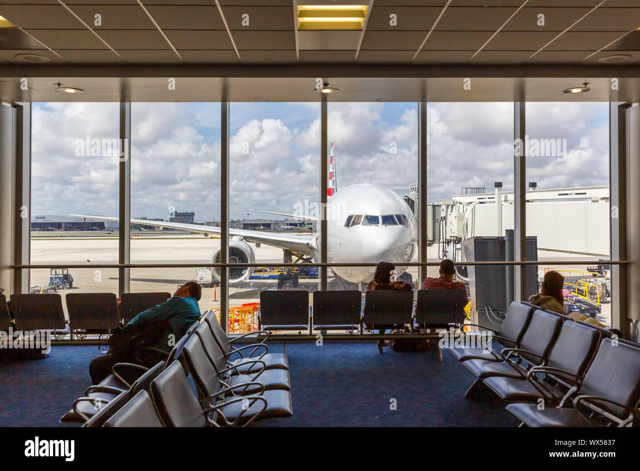 Miami, Floride - 7 Avril, 2019 Photo symbolique : les passagers de l'aviation avion American Airlines à l'aéroport de Miami (MIA) aux États-Unis. Banque D'Images