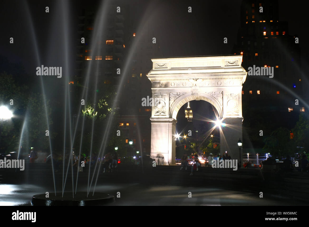 Washington Square Park fontaine est un lieu de rencontre populaire au cours de la fin de l'été soirée, West Village, Manhattan le 31 juillet 2019 à New York, USA. Banque D'Images