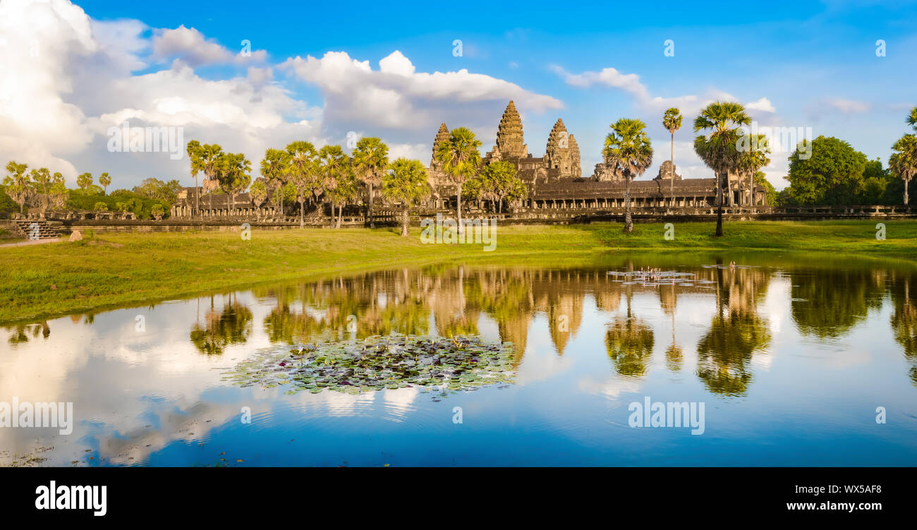 Angkor Wat temple au coucher du soleil. Siem Reap. Le Cambodge. Panorama Banque D'Images