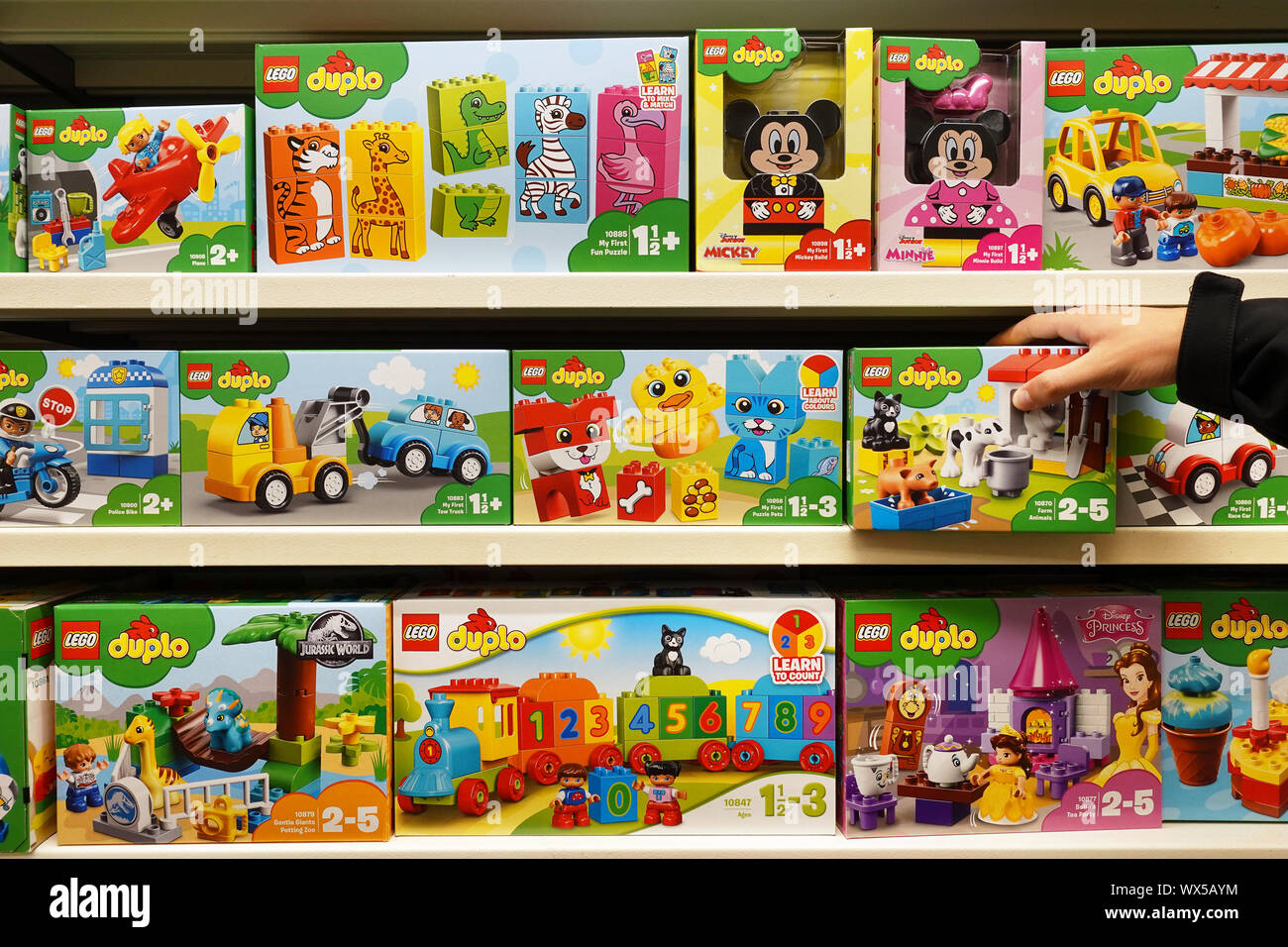 Les boîtes de Lego Duplo dans un magasin de jouets Banque D'Images