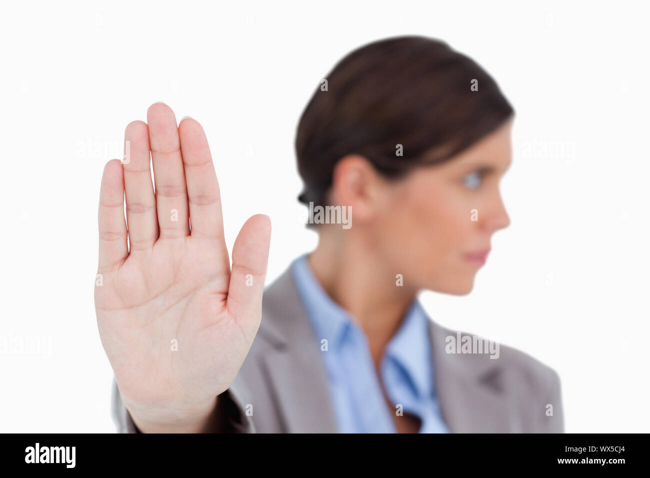 Portrait d'entrepreneurs féminins main signalizing arrêter sur un fond blanc. Banque D'Images