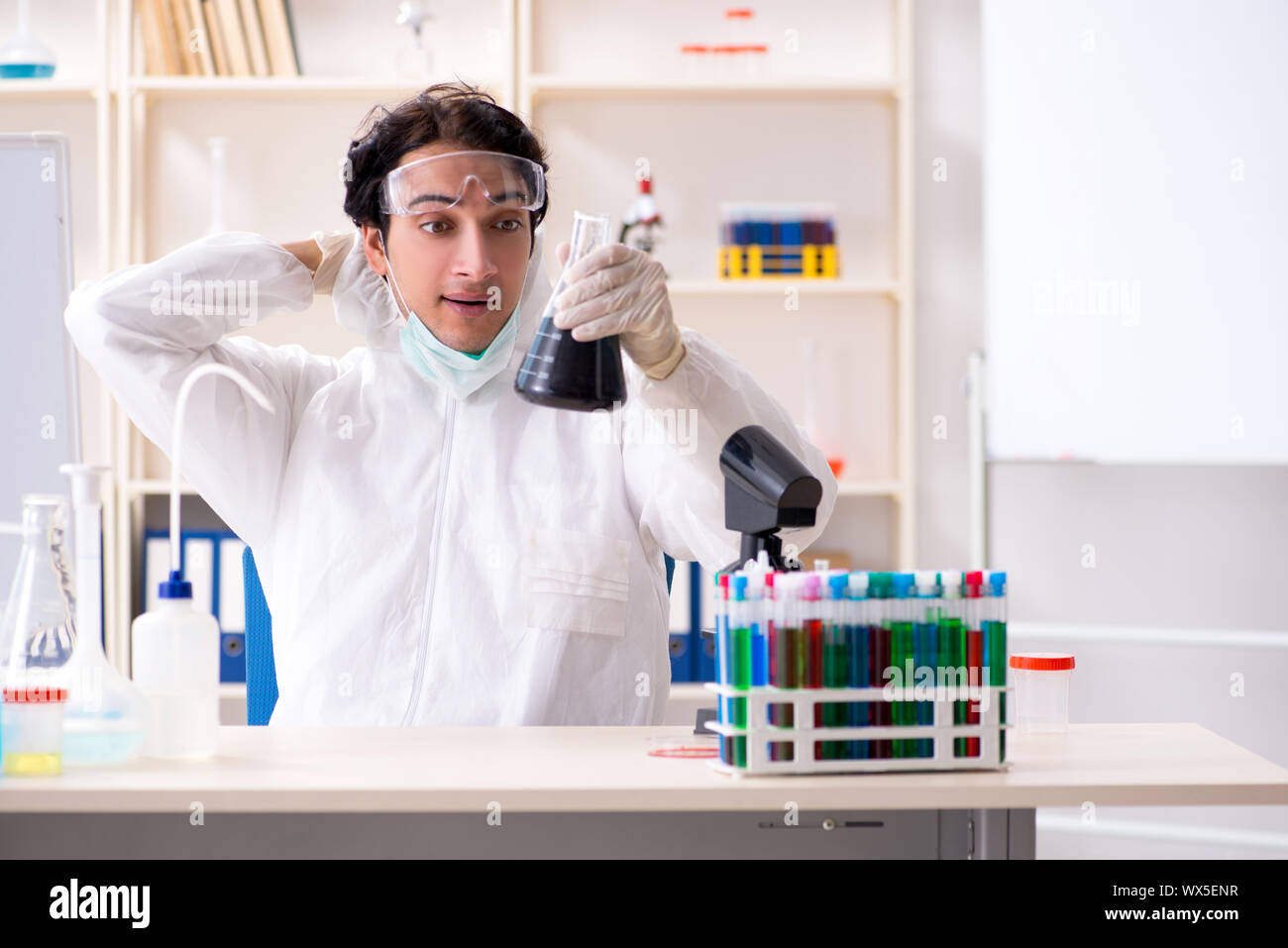 Beau jeune chimiste dans le laboratoire Banque D'Images