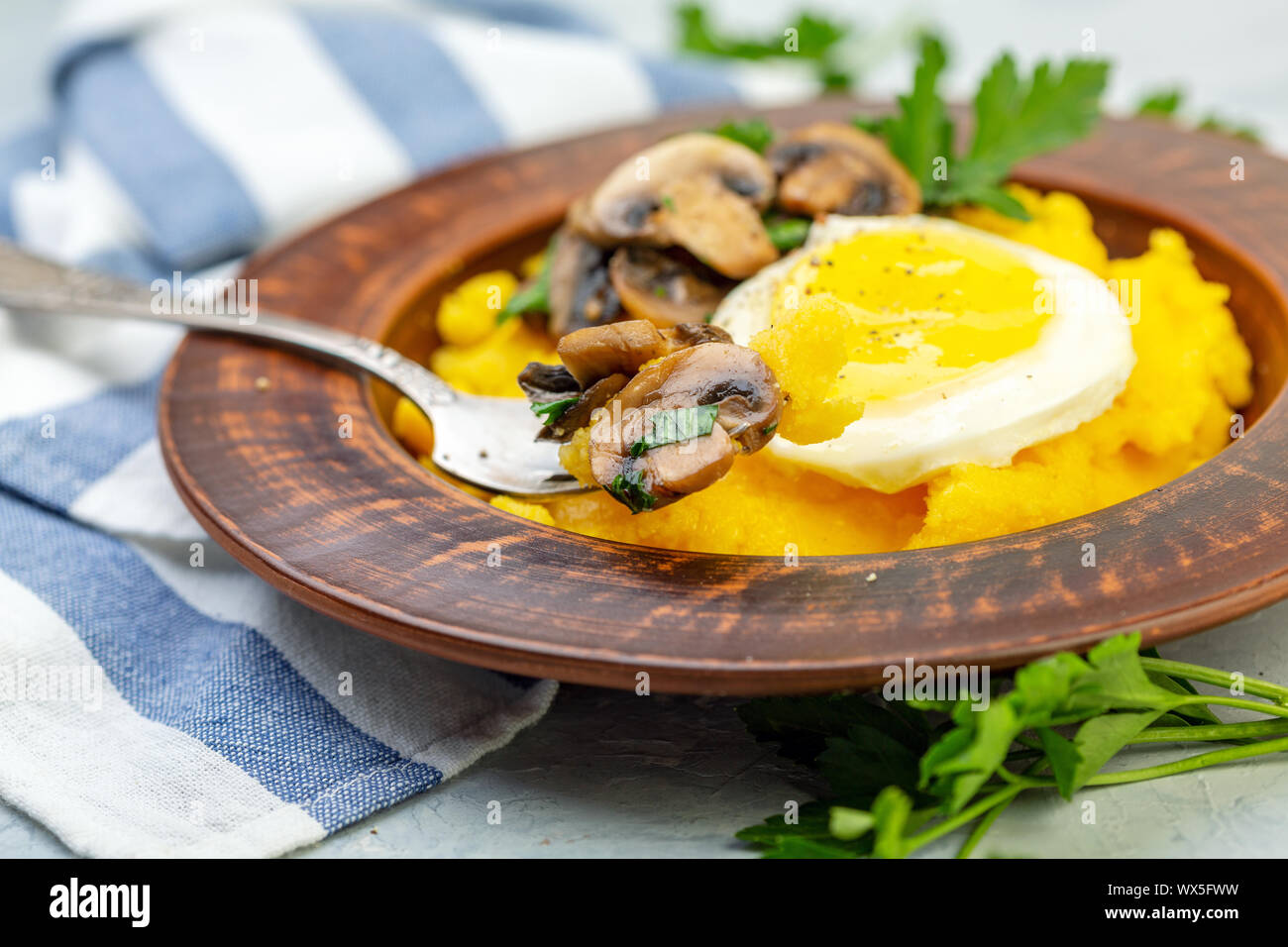 Polenta avec champignons délicieux et l'oeuf. Banque D'Images