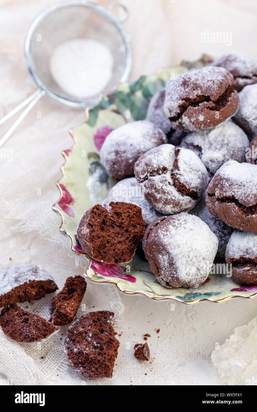 Brownies cookies au chocolat maison avec des fissures. Banque D'Images