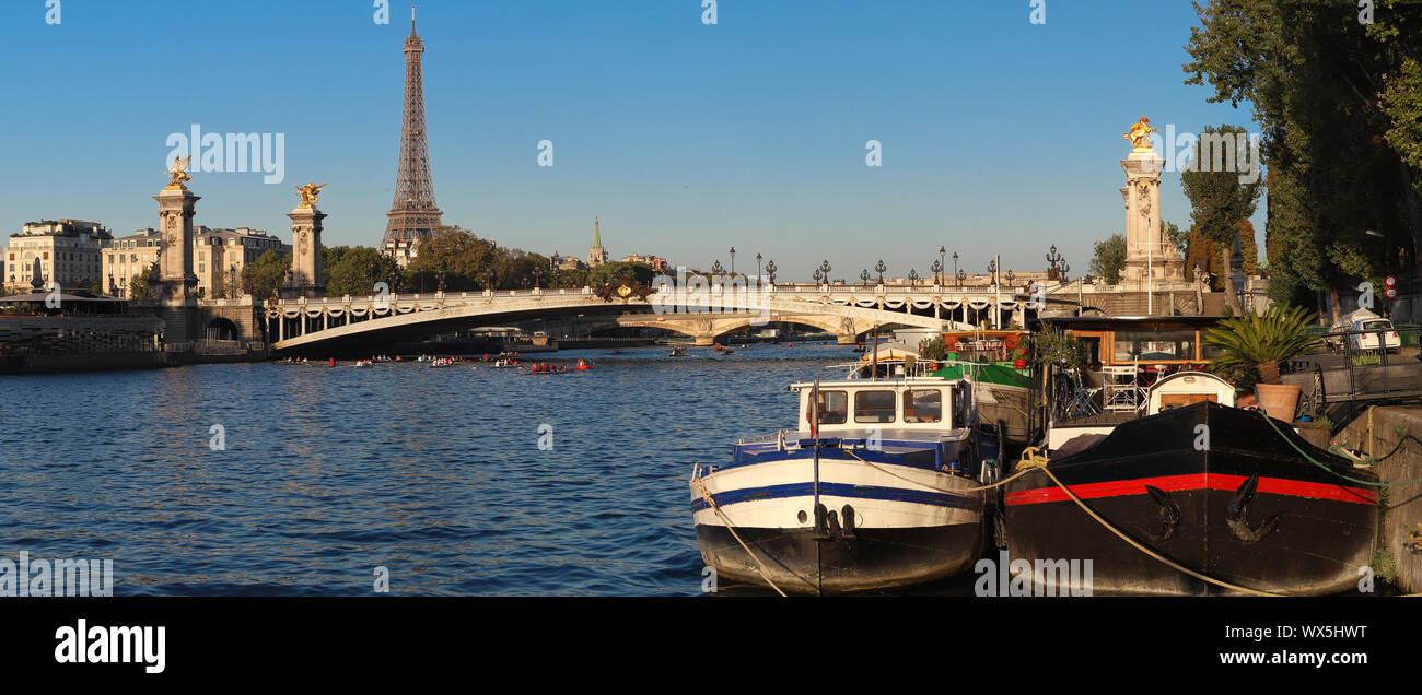 Paris. Bridge Pont Alexandre III et les chalands à l'avant-plan. Banque D'Images