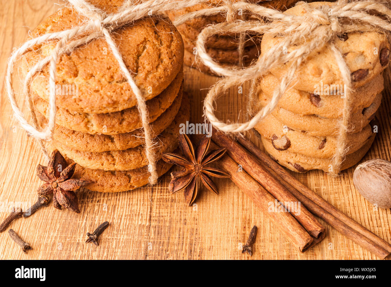 Divers sablés, biscuits d'avoine, pépites de chocolat biscuit et d'épices sur la table rustique en bois sombre. Banque D'Images