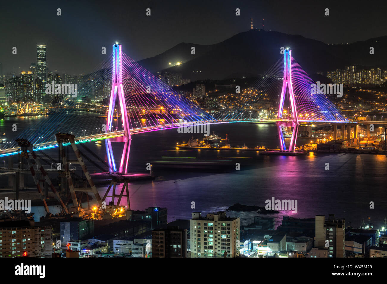 Le port de Busan Bridge at night Banque D'Images