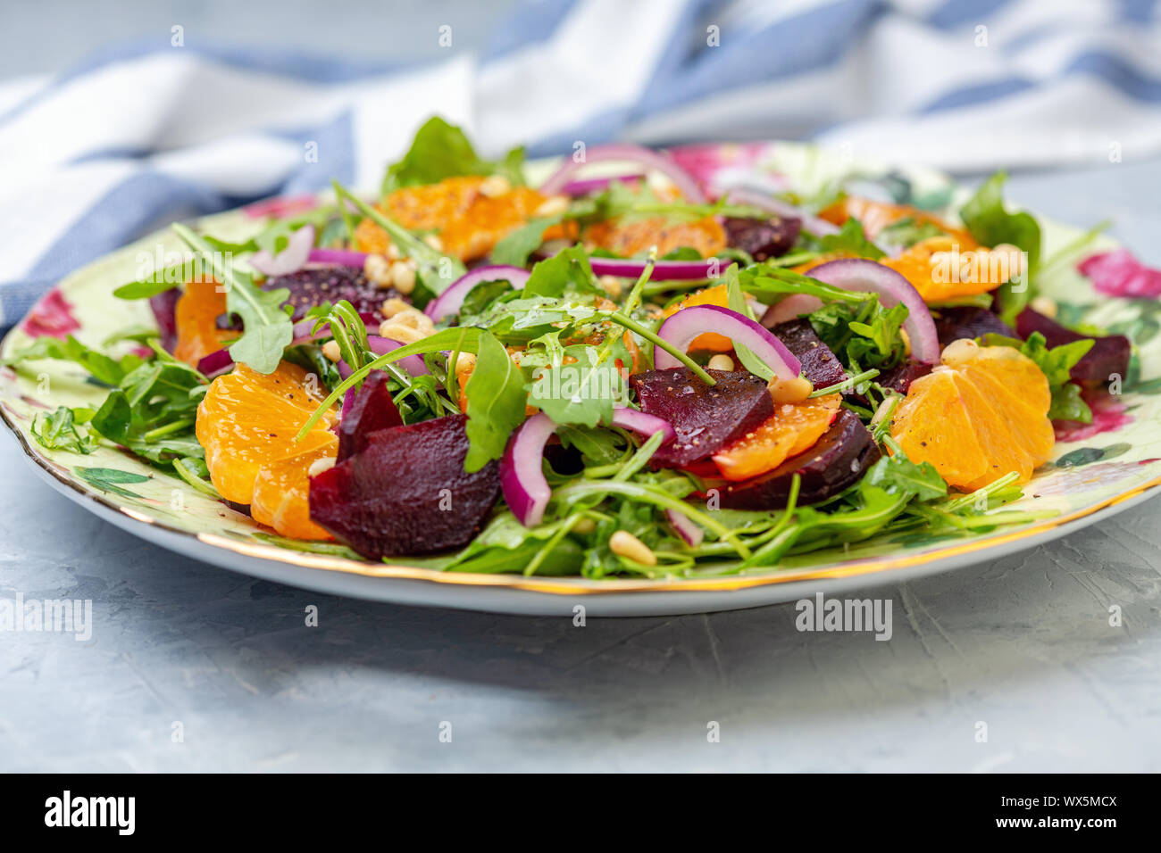 Salade de roquette, des betteraves et des mandarines. Banque D'Images