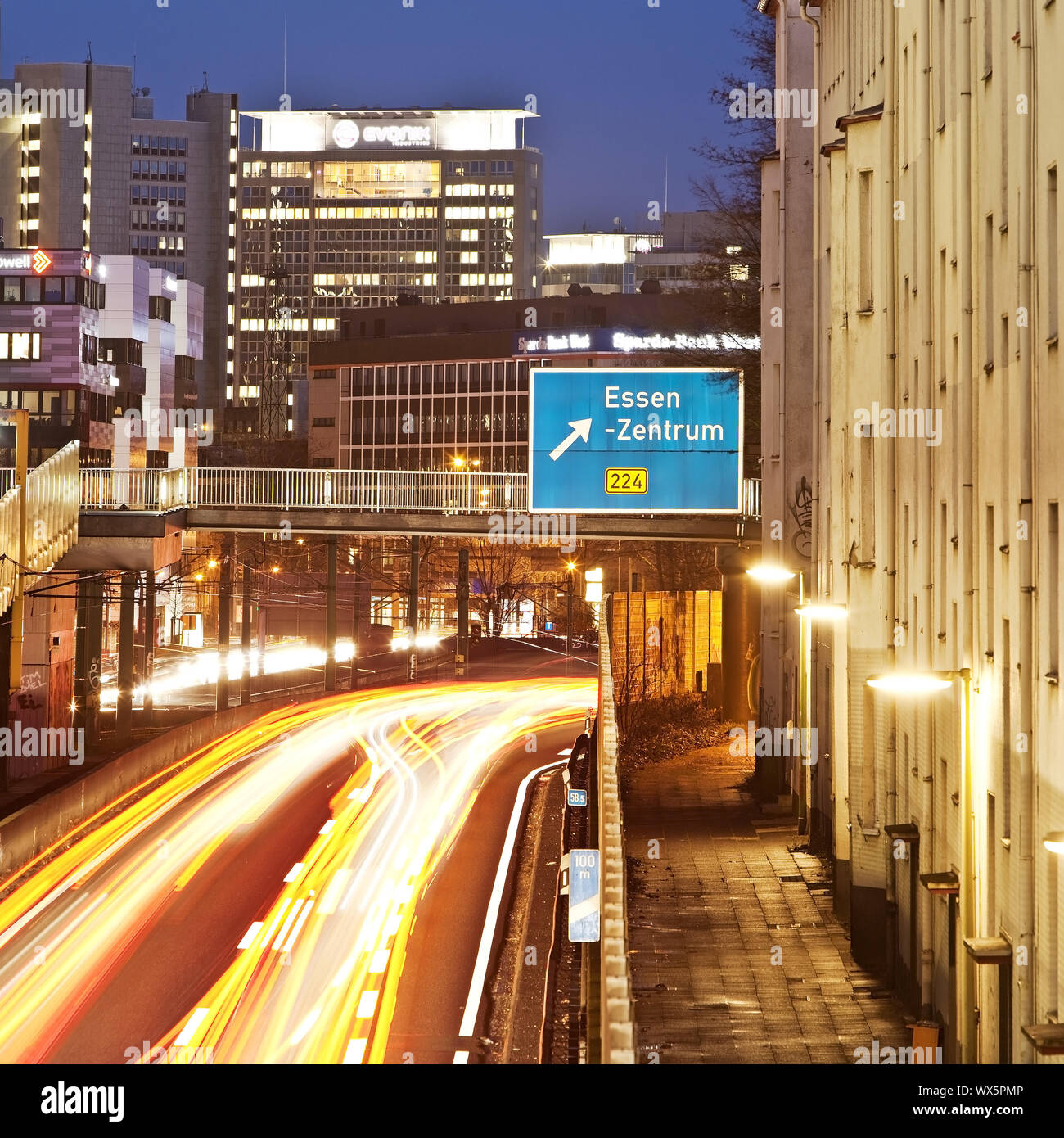Autoroute A40 directement au quartier résidentiel de maisons dans la soirée, Essen, Ruhr, Allemagne, Europe Banque D'Images