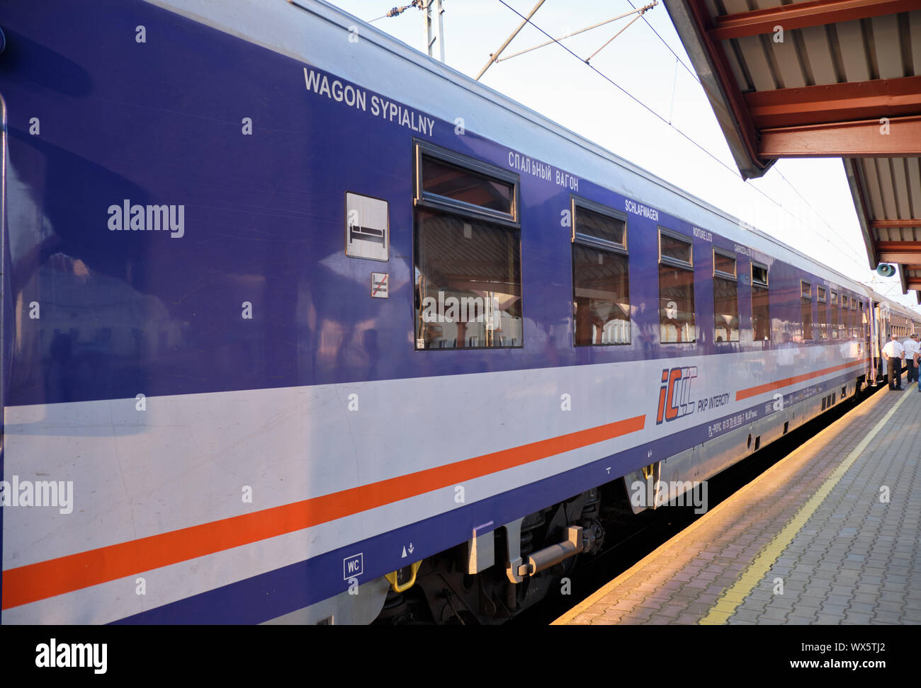 Przemysl, Pologne, le 31 août 2019. PKP Intercity Polish train voiture-lits à la plate-forme en attente de départ en fin d'après-midi Banque D'Images