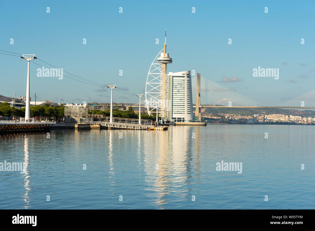 Vue sur le Tejo avec le pont Vasco da Gama et la tour dans le Parque das Nações Banque D'Images