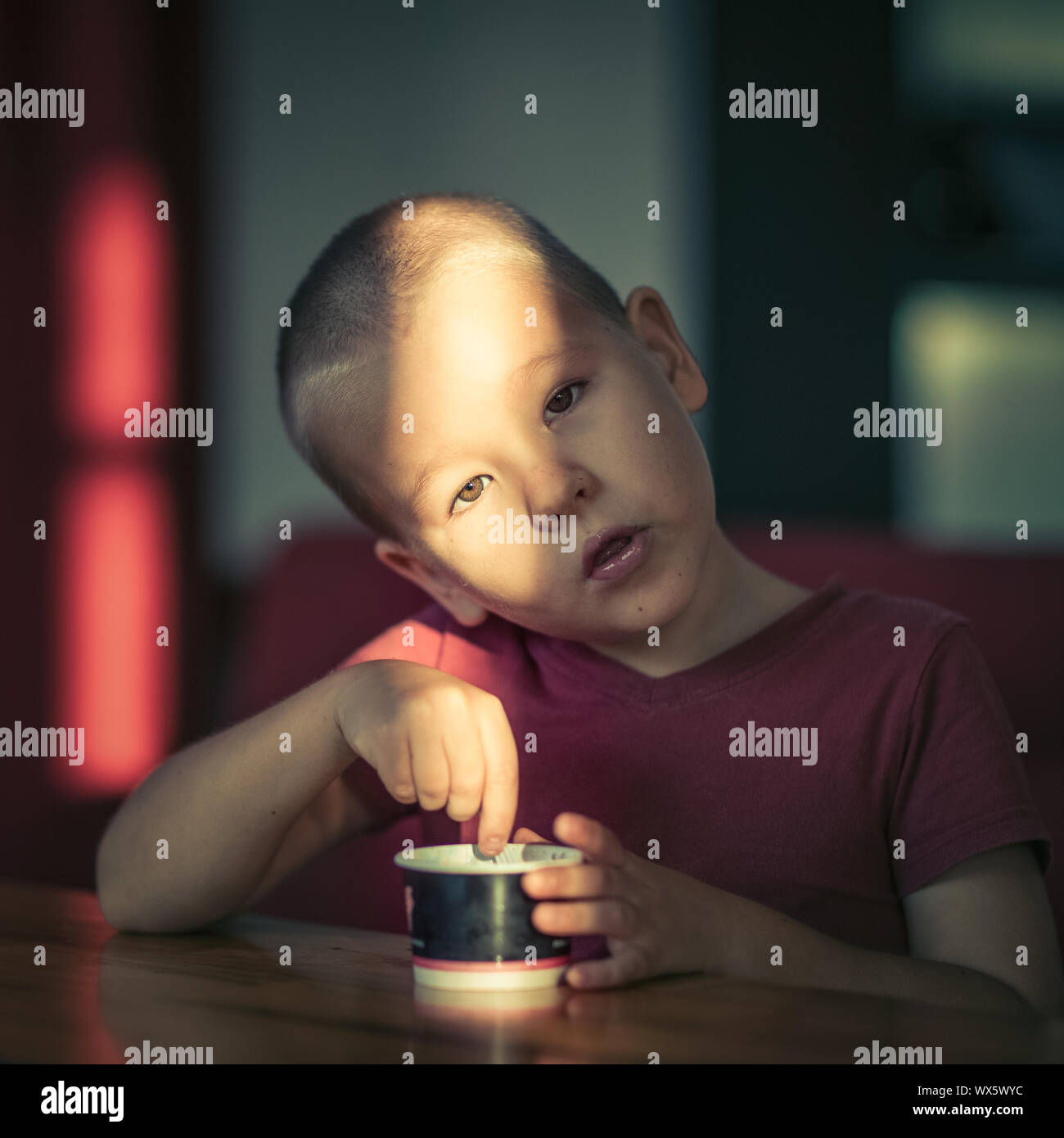 Portrait of a Boy eating ice cream Banque D'Images