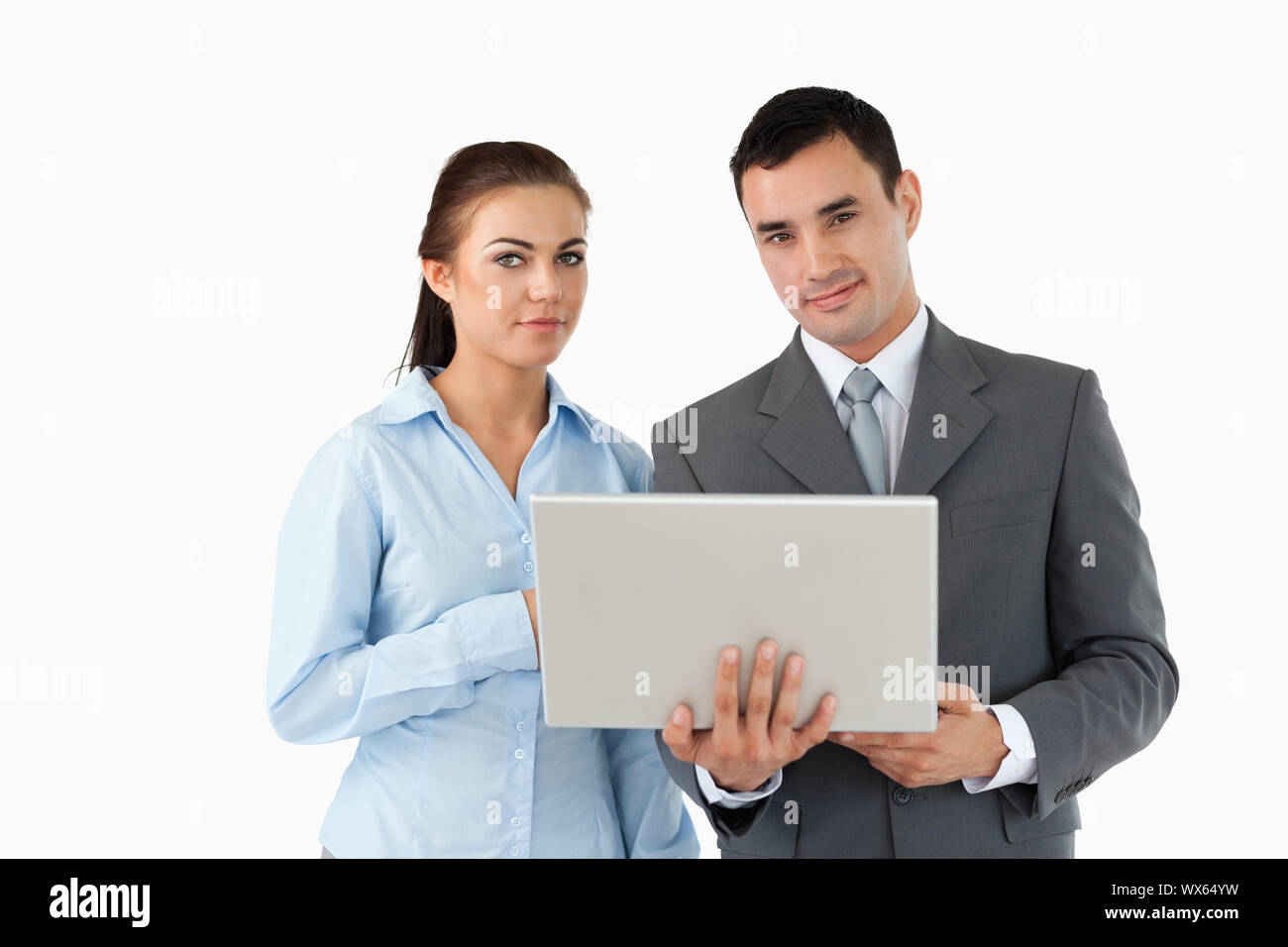 Partenaires d'affaires looking at laptop sur un fond blanc. Banque D'Images
