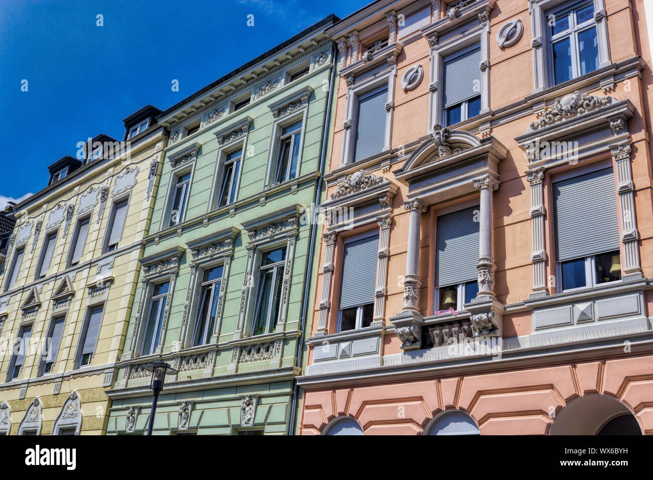 Rangée de maisons rénovées Banque D'Images