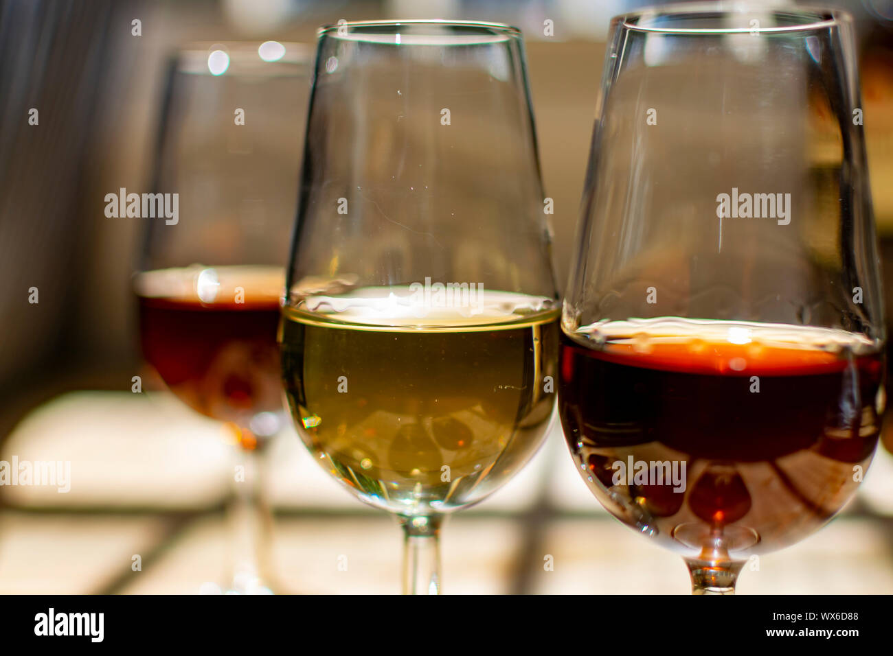 Dégustation de vin de Xérès, sélection de différents vins fortifiés jerez doux fait à partir de pedro ximenez et muscat raisin blanc à Jerez de la Frontera, Andal Banque D'Images
