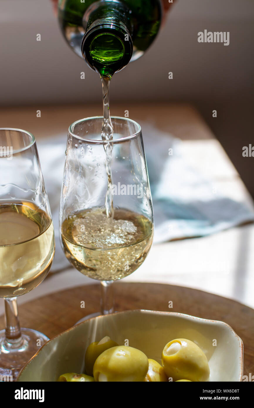 Dégustation de vin, de xérès fino sec vin de Jerez fabriqué à partir de raisins blancs palamino et les olives à l'ail, El Puerto de Santa Maria, Andalousie, Espagne Banque D'Images