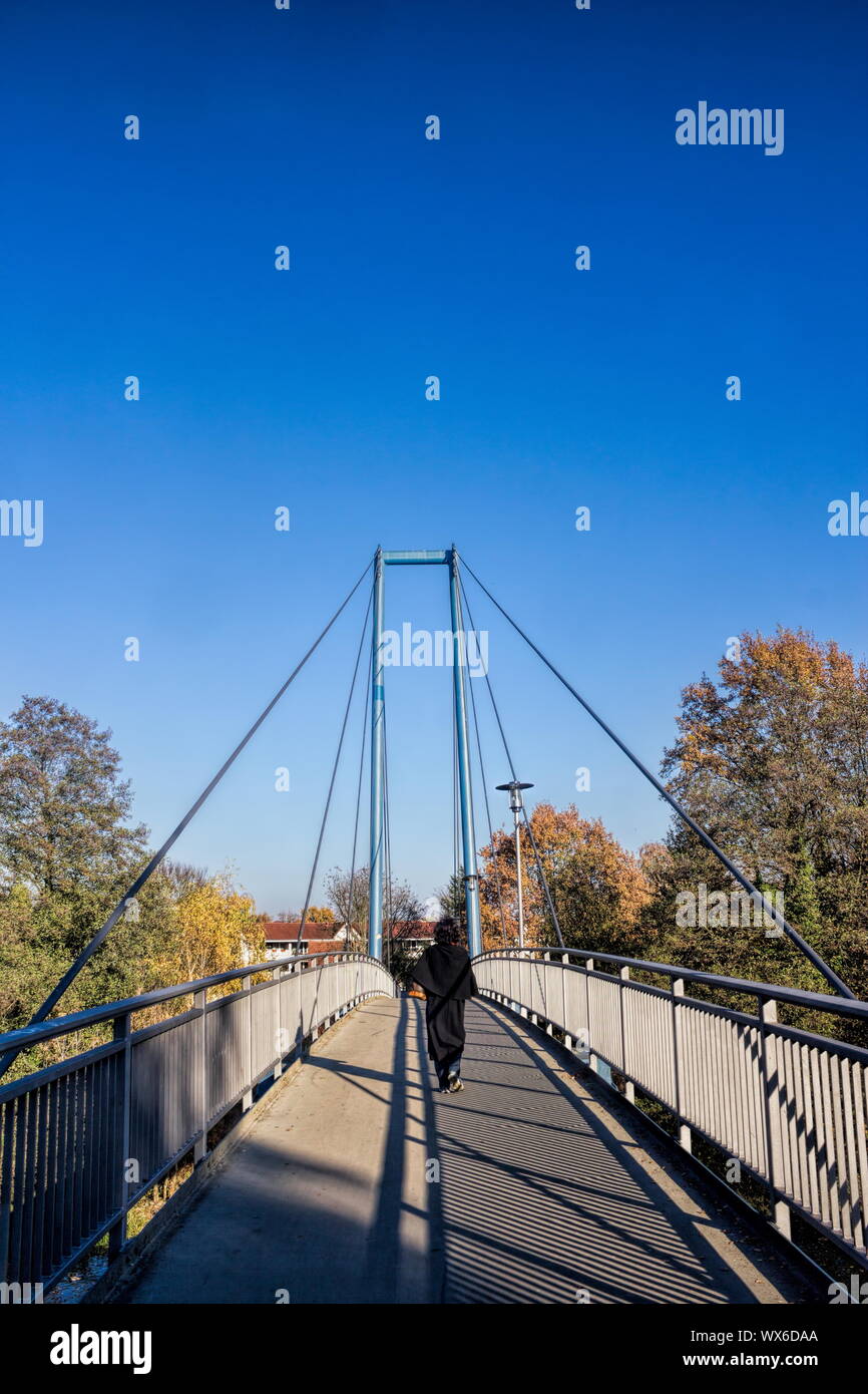 Femme sur pont Banque D'Images
