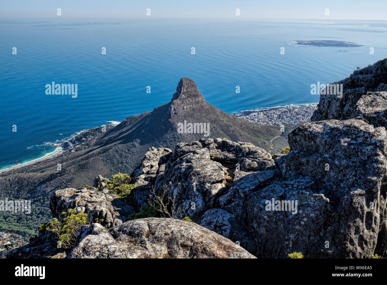Vue depuis la montagne de la table avec les Lions Head et Robben Island Banque D'Images