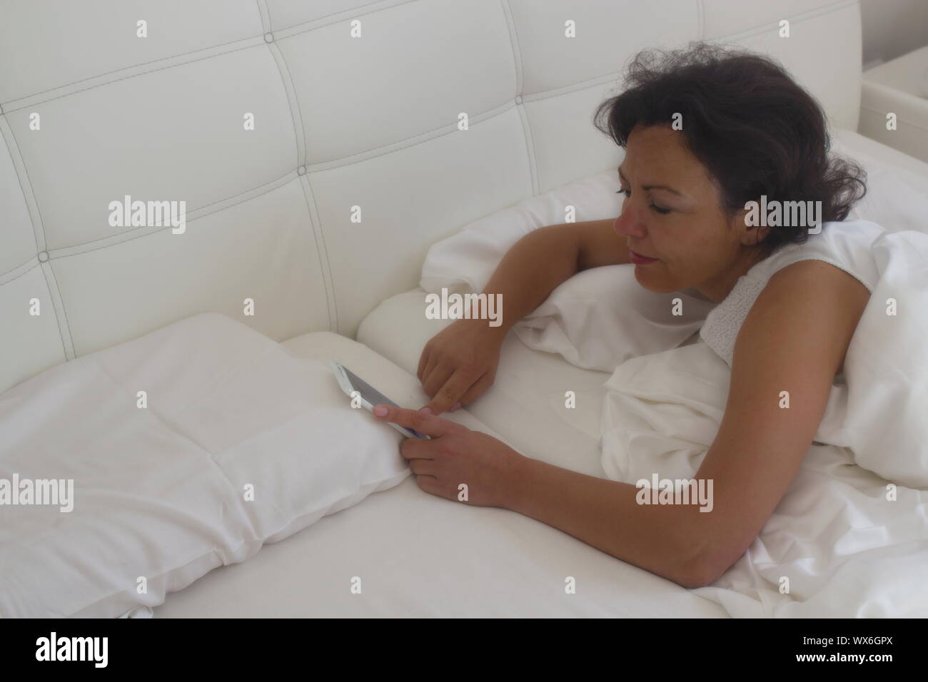 Femme au lit Banque D'Images