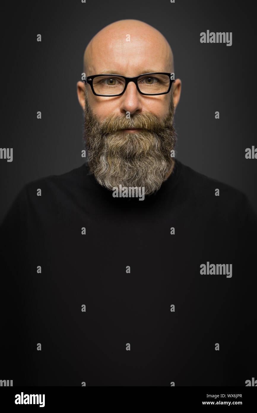 Portrait masculin avec barbe complète Banque D'Images