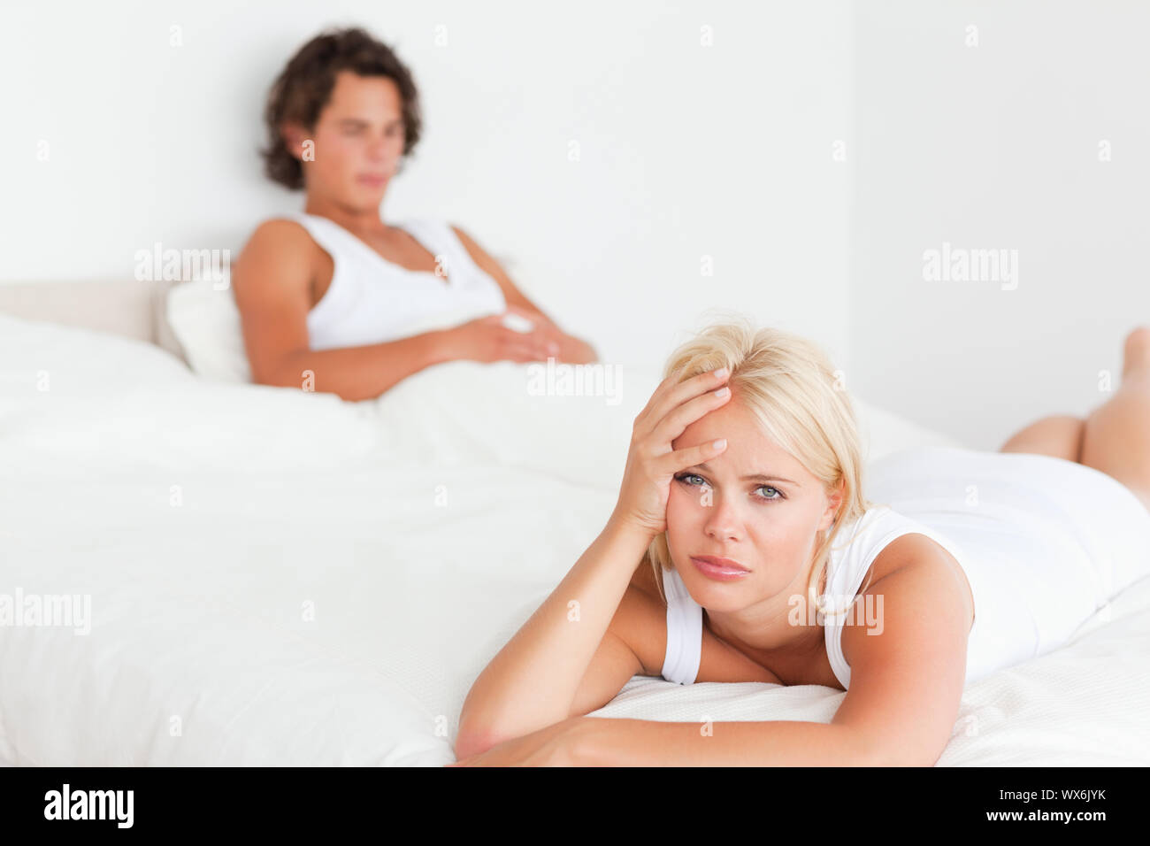 Couple bouleversé après avoir un argument à leur chambre à coucher Banque D'Images
