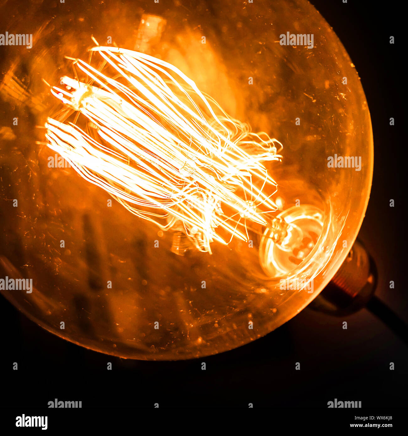 Ampoule à incandescence de filaments artificiels Banque D'Images