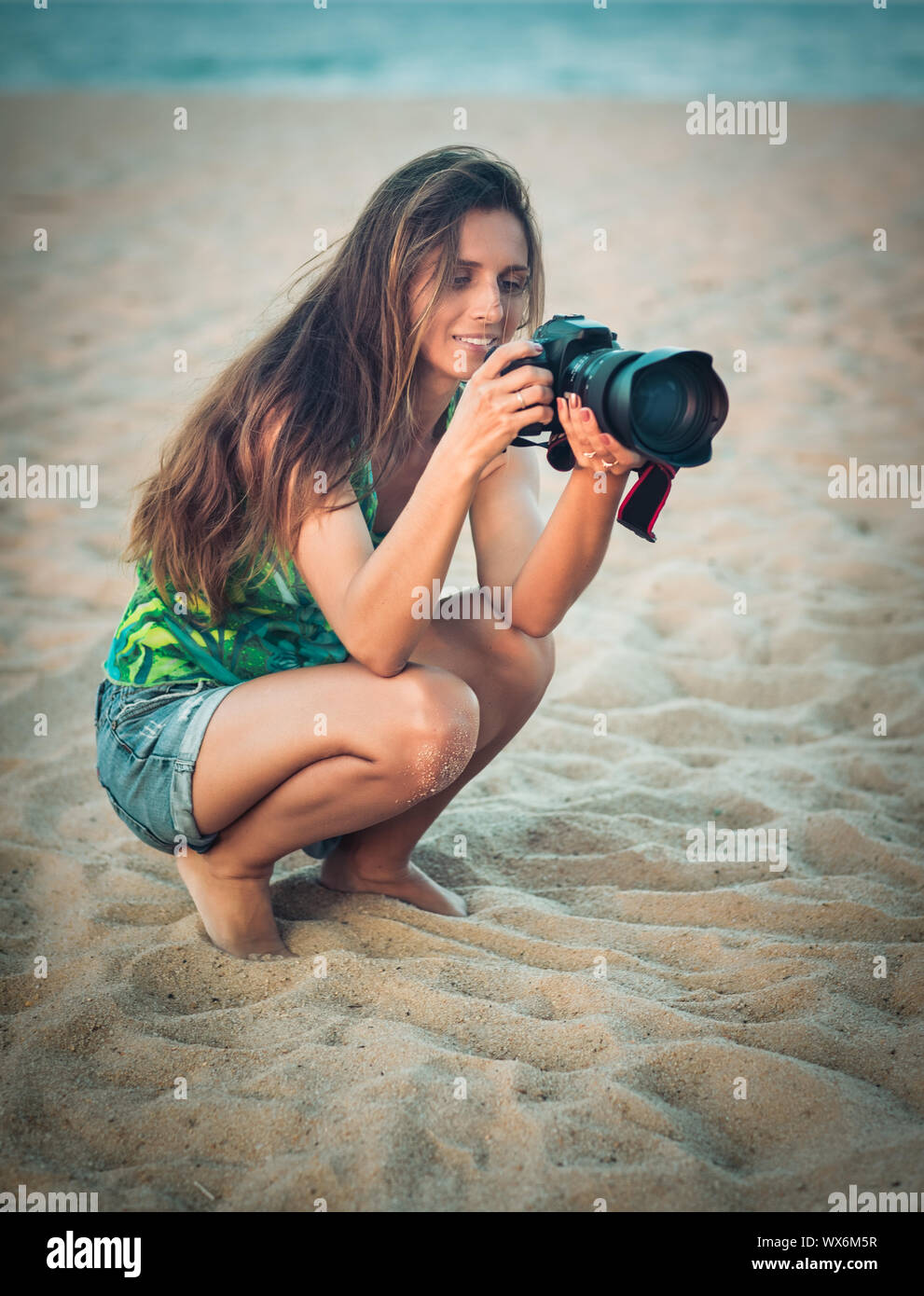 Portrait d'une femme photographe avec appareil photo Banque D'Images