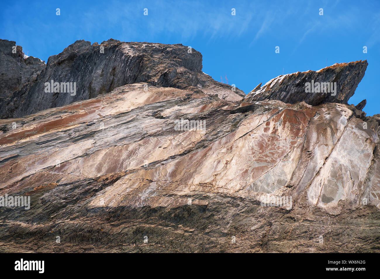 Les anciens pétroglyphes sur les rochers sur la banque du fleuve Tom en Sibérie occidentale Banque D'Images