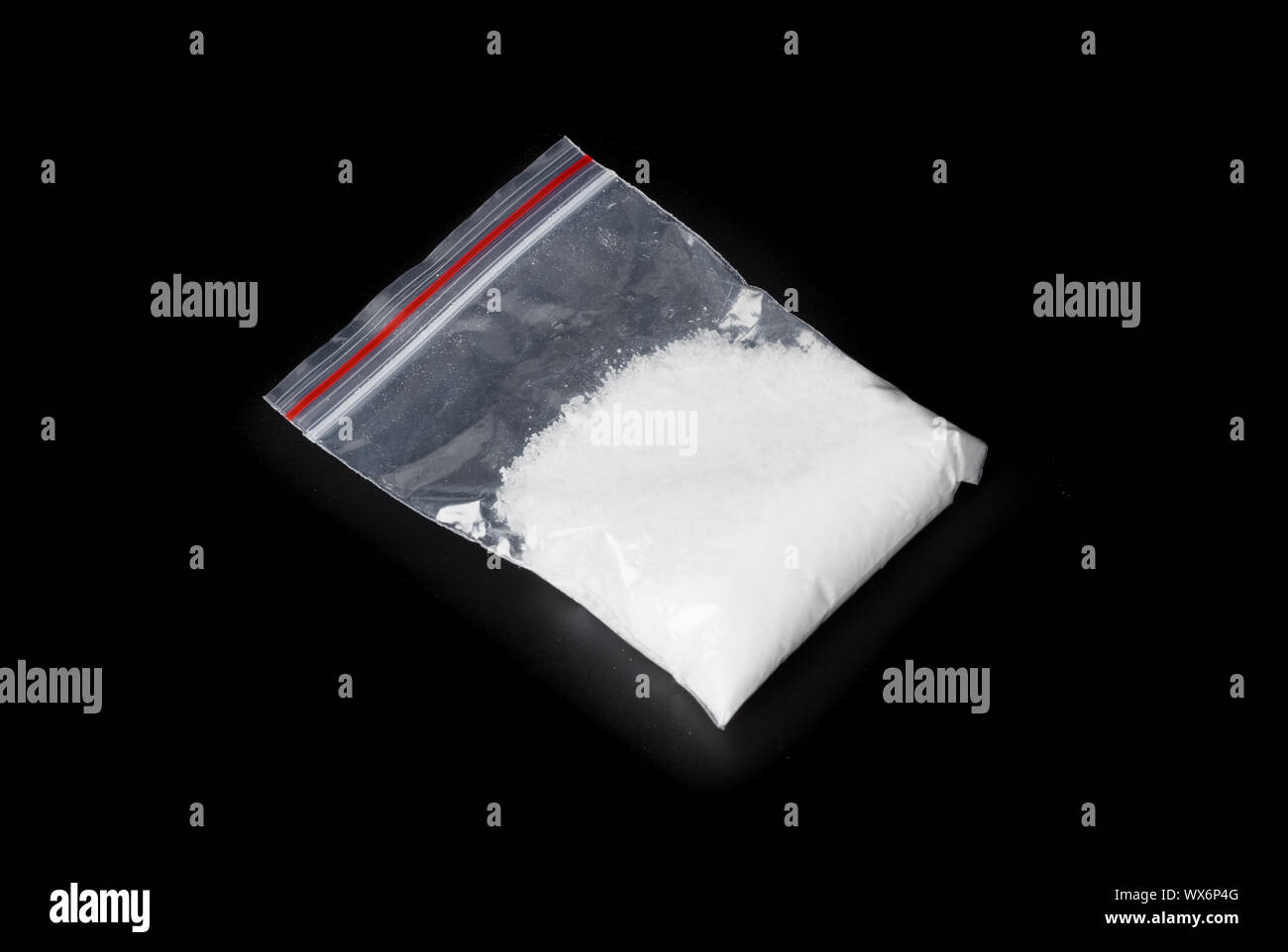 Paquet avec les stupéfiants isolated on black Banque D'Images