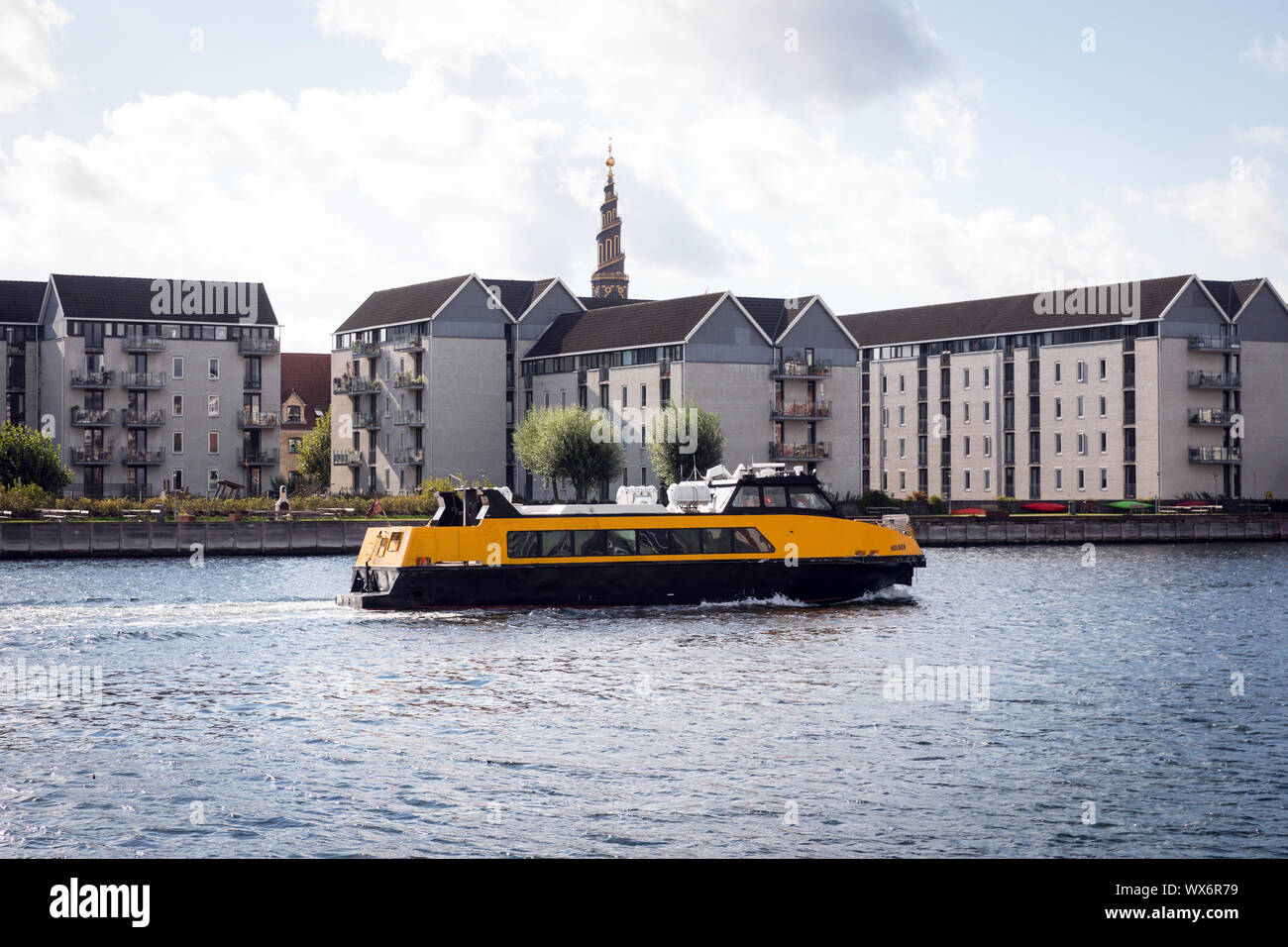 Le port d'un laissez-passer d'autobus dans Christiania, Copenhague, Danemark. La flèche de Vor Frelsers avec Kirke, l'église de Notre Sauveur, dans la distance Banque D'Images