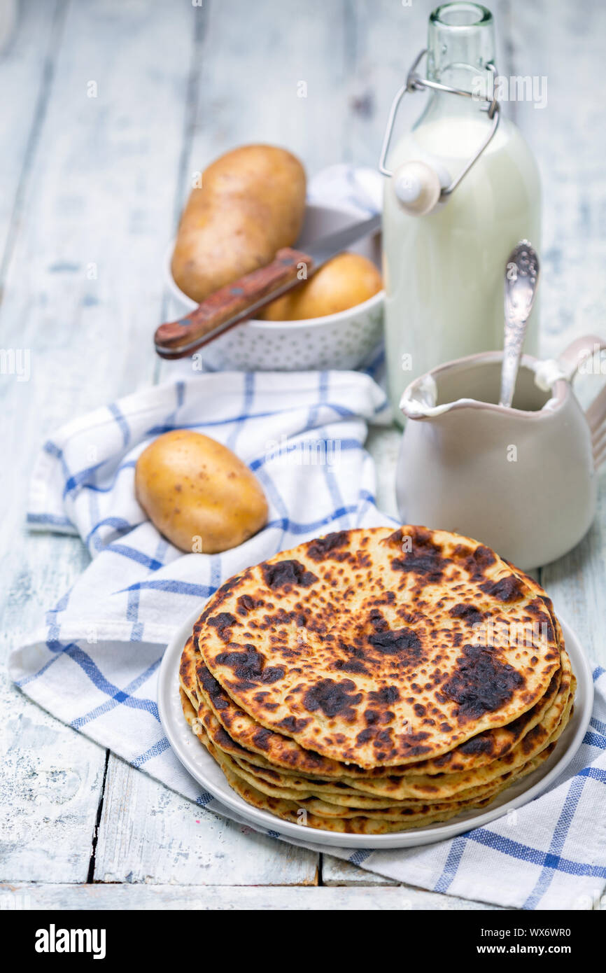 Norvégien traditionnel fait maison crêpes de pomme de terre. Banque D'Images