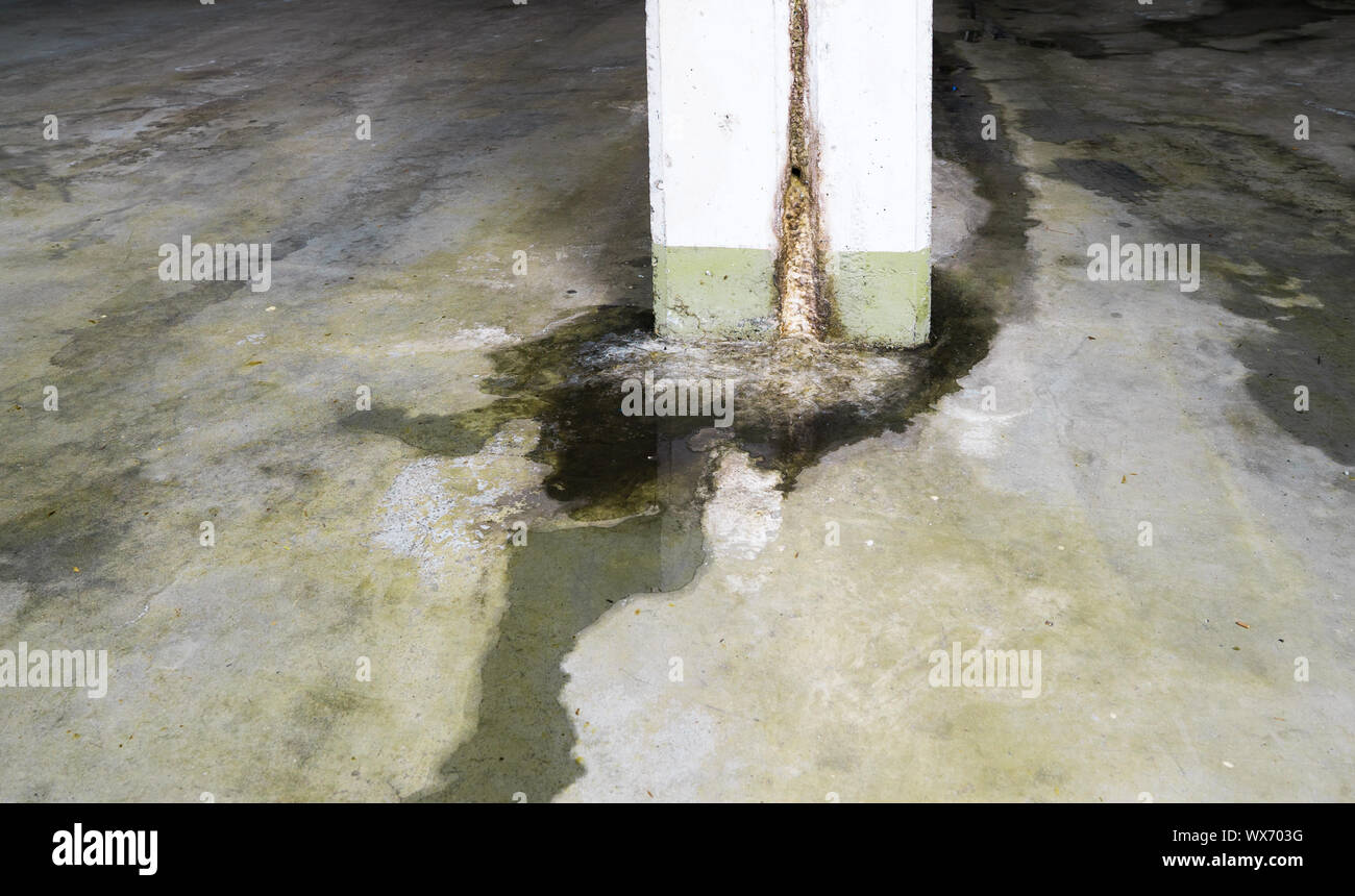 Dommages causés par l'eau dans la construction en béton avec du calcium et de dépôts de rouille et de flaques Banque D'Images