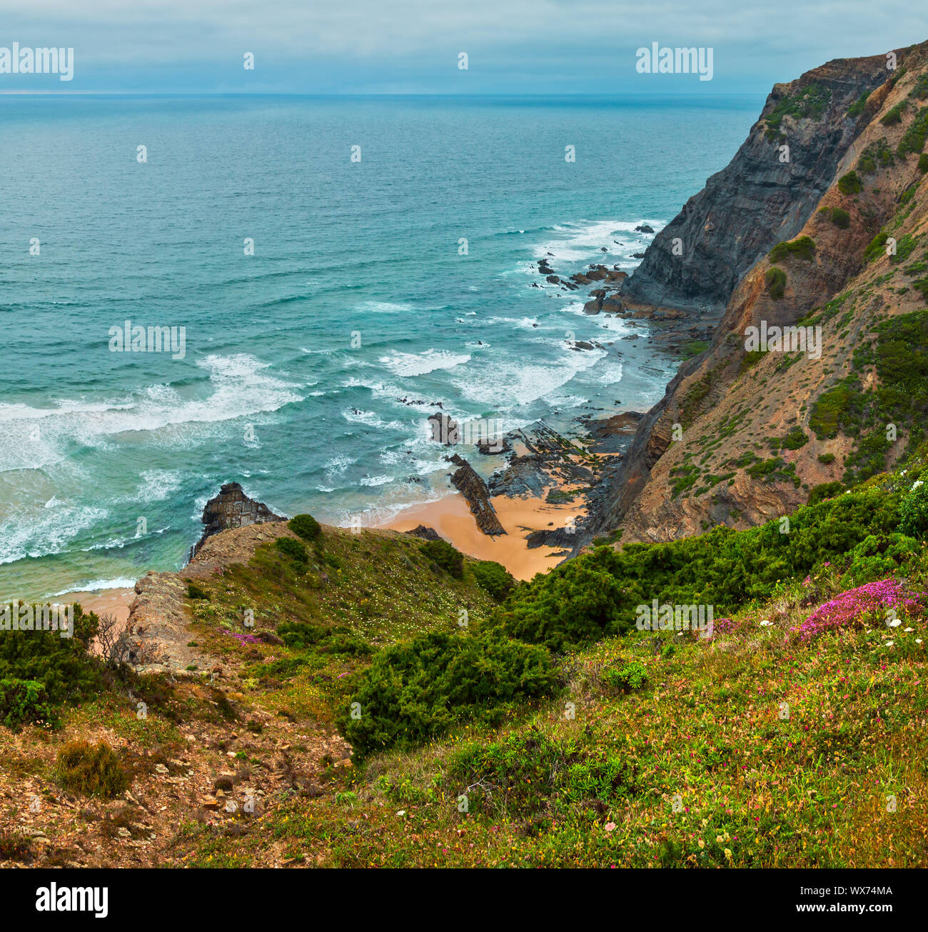 Côte rocheuse de l'Atlantique d'été (Algarve, Portugal). Banque D'Images